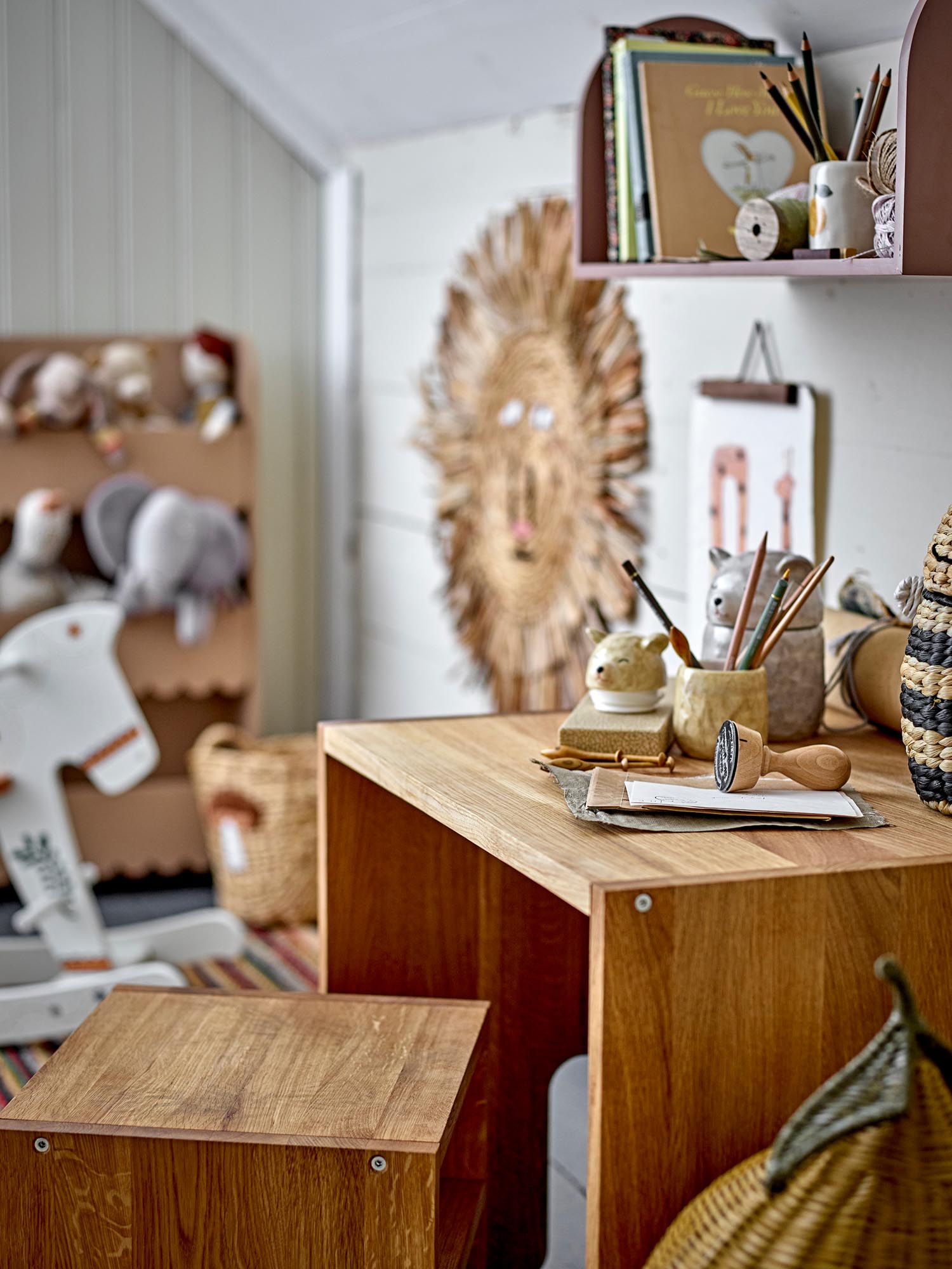 Das Puk Gefäss mit Deckel von Bloomingville Mini ist ein stilvolles, braunes Steingut-Accessoire für Aufbewahrung und Dekoration.