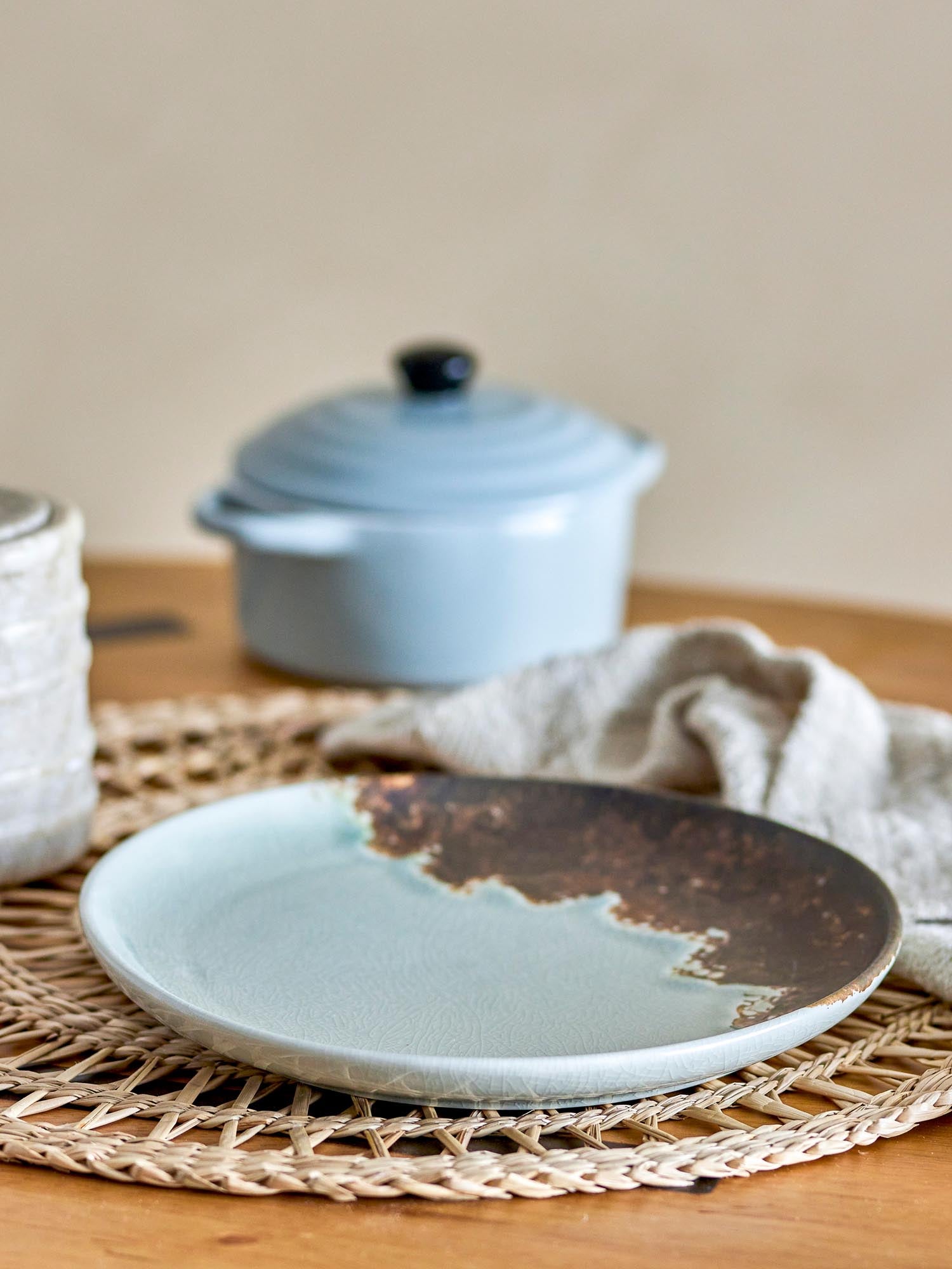 Der Paula Teller von Bloomingville aus braunem Steingut besticht durch sein stilvolles Design und hochwertige Verarbeitung.