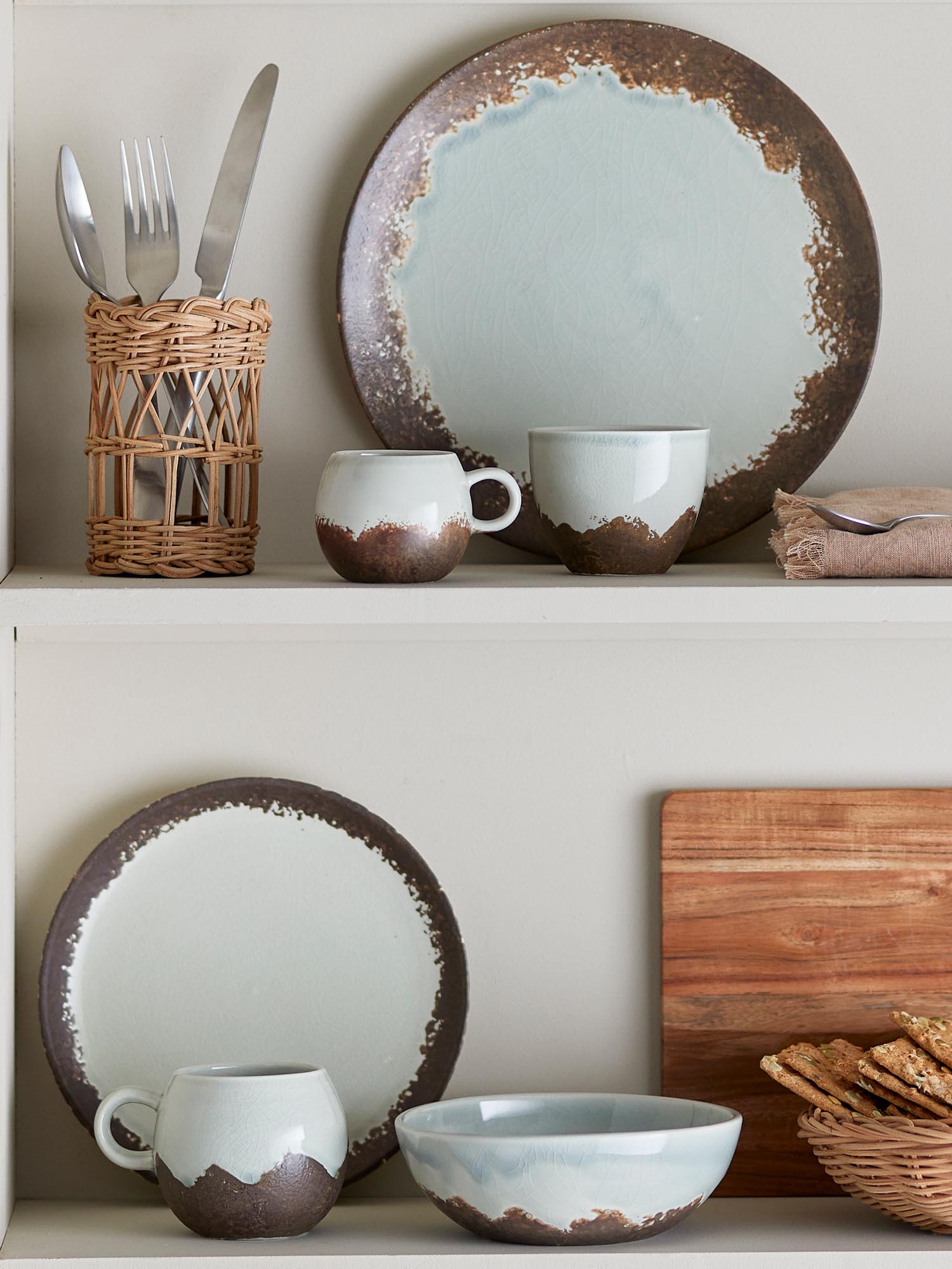 Der Paula Teller von Bloomingville aus braunem Steingut überzeugt mit elegantem Design und erstklassiger Qualität.