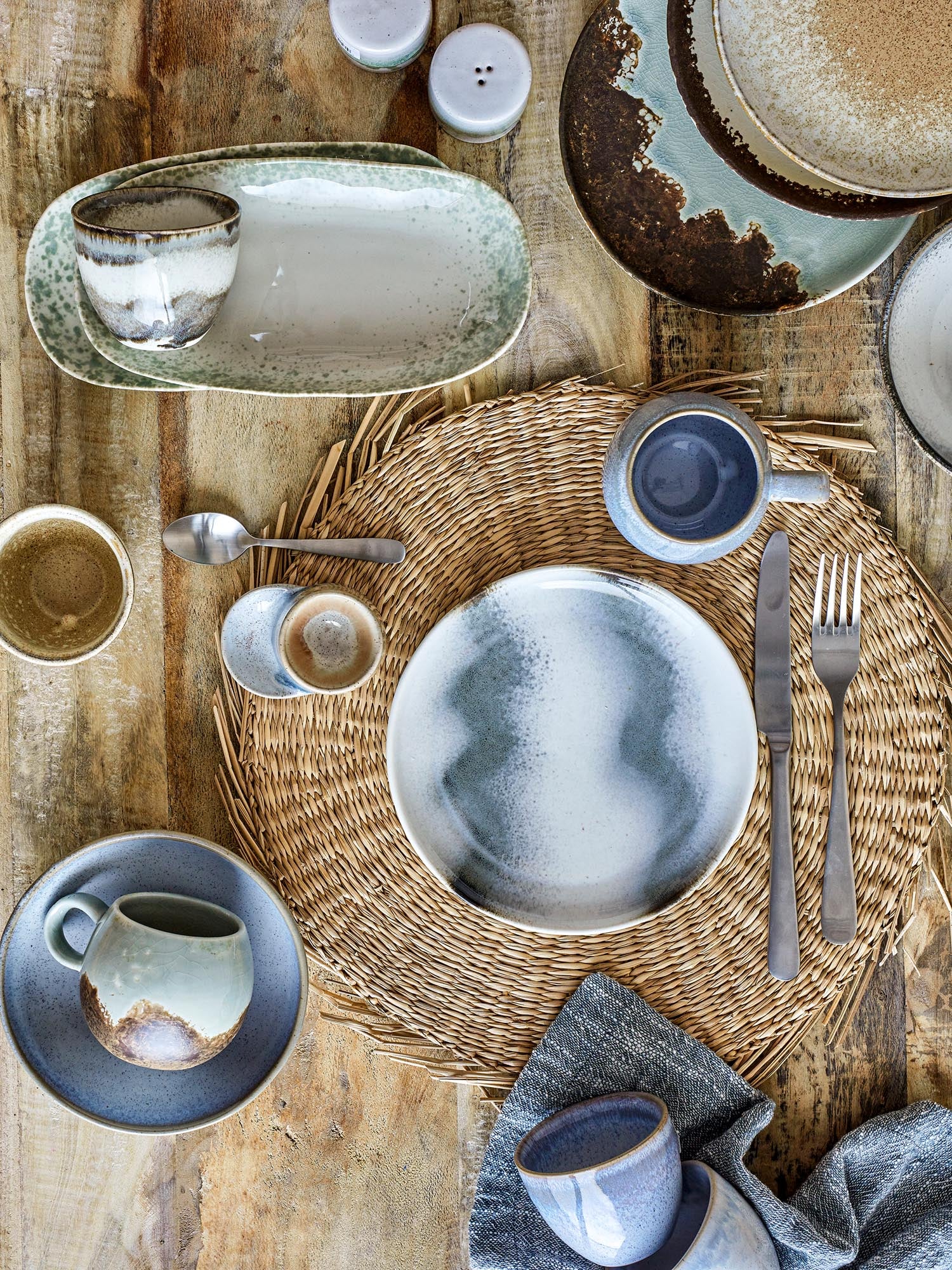 Der Paula Teller von Bloomingville aus Steingut in Naturtönen vereint Eleganz und Funktionalität für Ihren Esstisch.