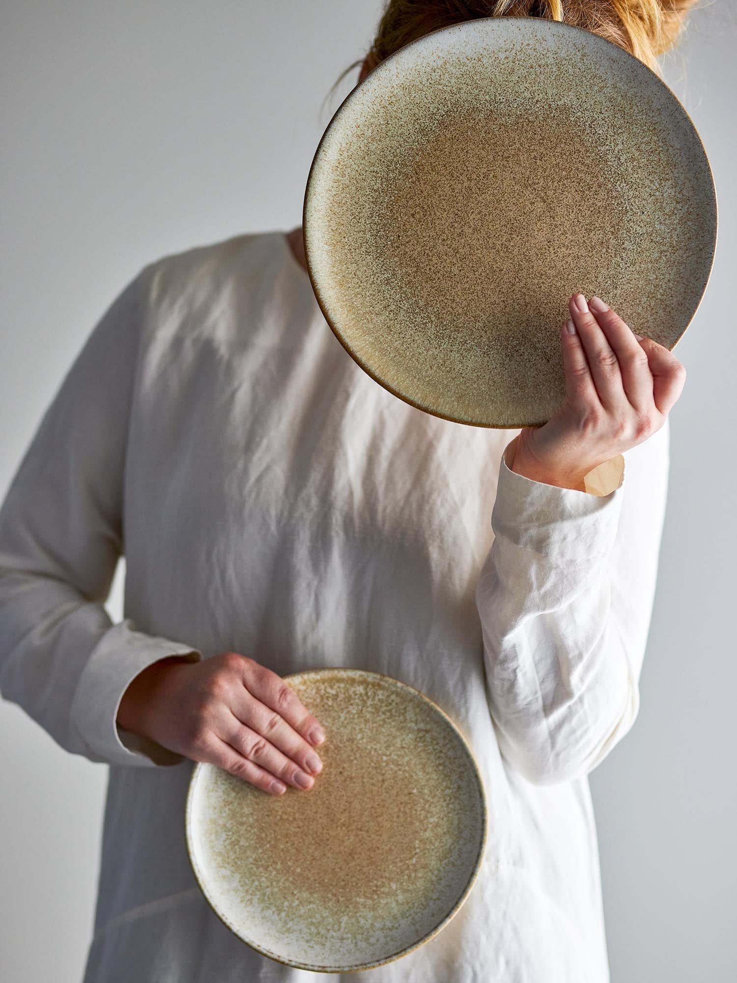 Der Paula Teller von Bloomingville aus Steingut in Naturtönen vereint Eleganz und Funktionalität für Ihren Esstisch.