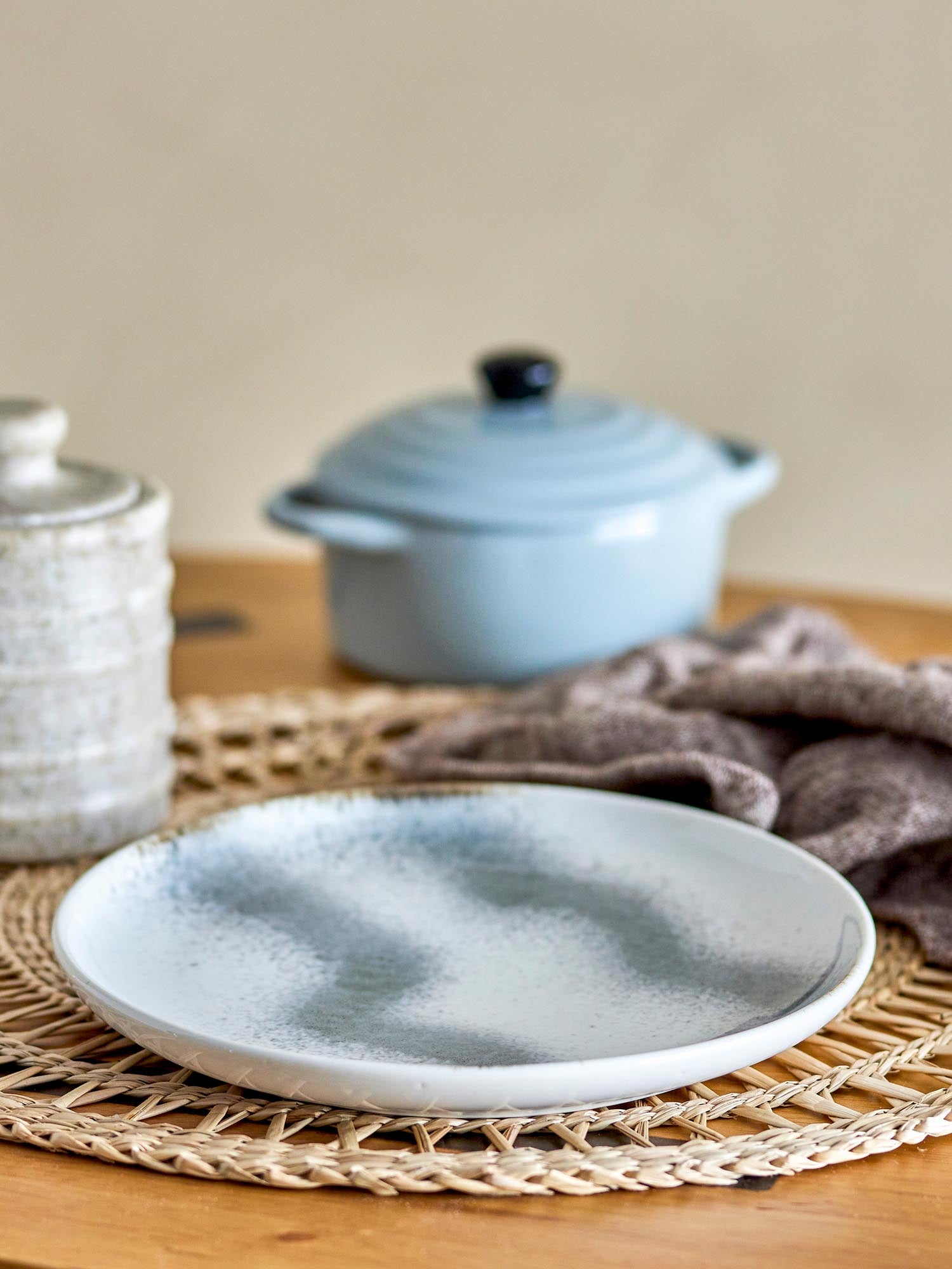 Eleganter Paula Teller aus grauem Steingut von Bloomingville, ideal für stilvolle Tischdekoration und vielseitige Nutzung.