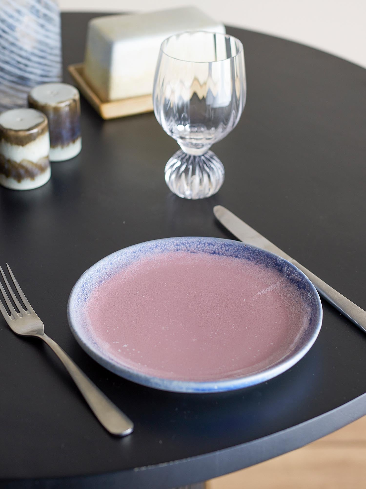 Der Paula Teller aus Steingut von Bloomingville in zartem Roséton ist stilvoll und ideal für moderne Tischdekorationen.