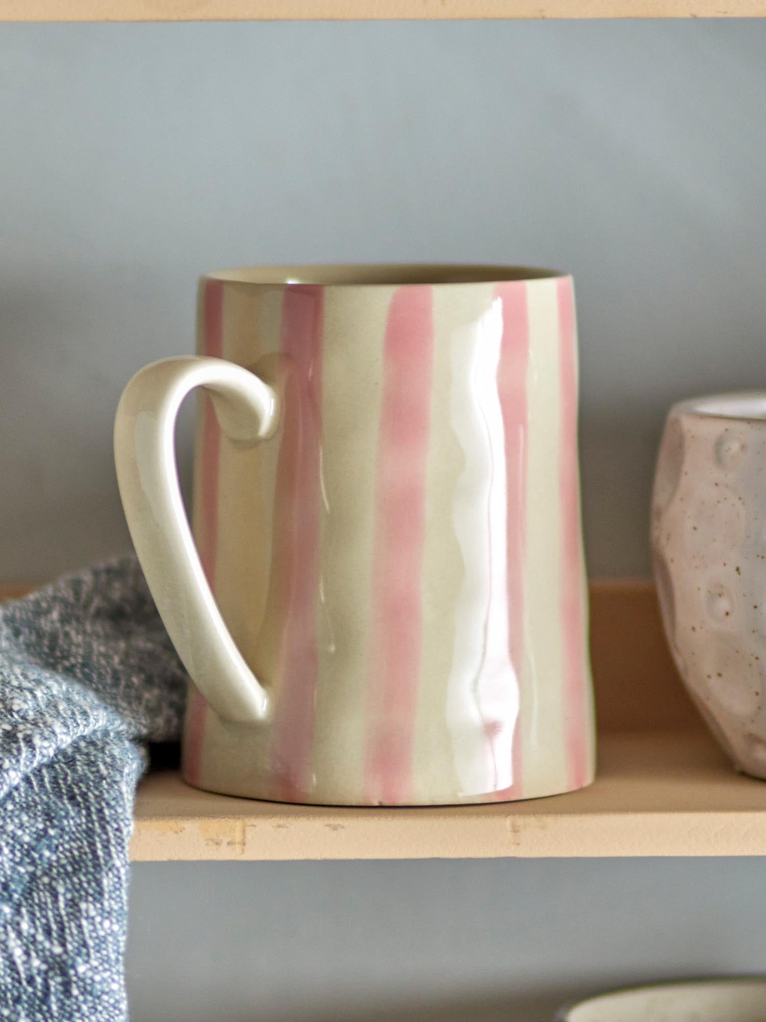 Eleganter Becher aus Steingut in zartem Rosaton, handbemalt, langlebig und stilvoll für Ihre Lieblingsgetränke.