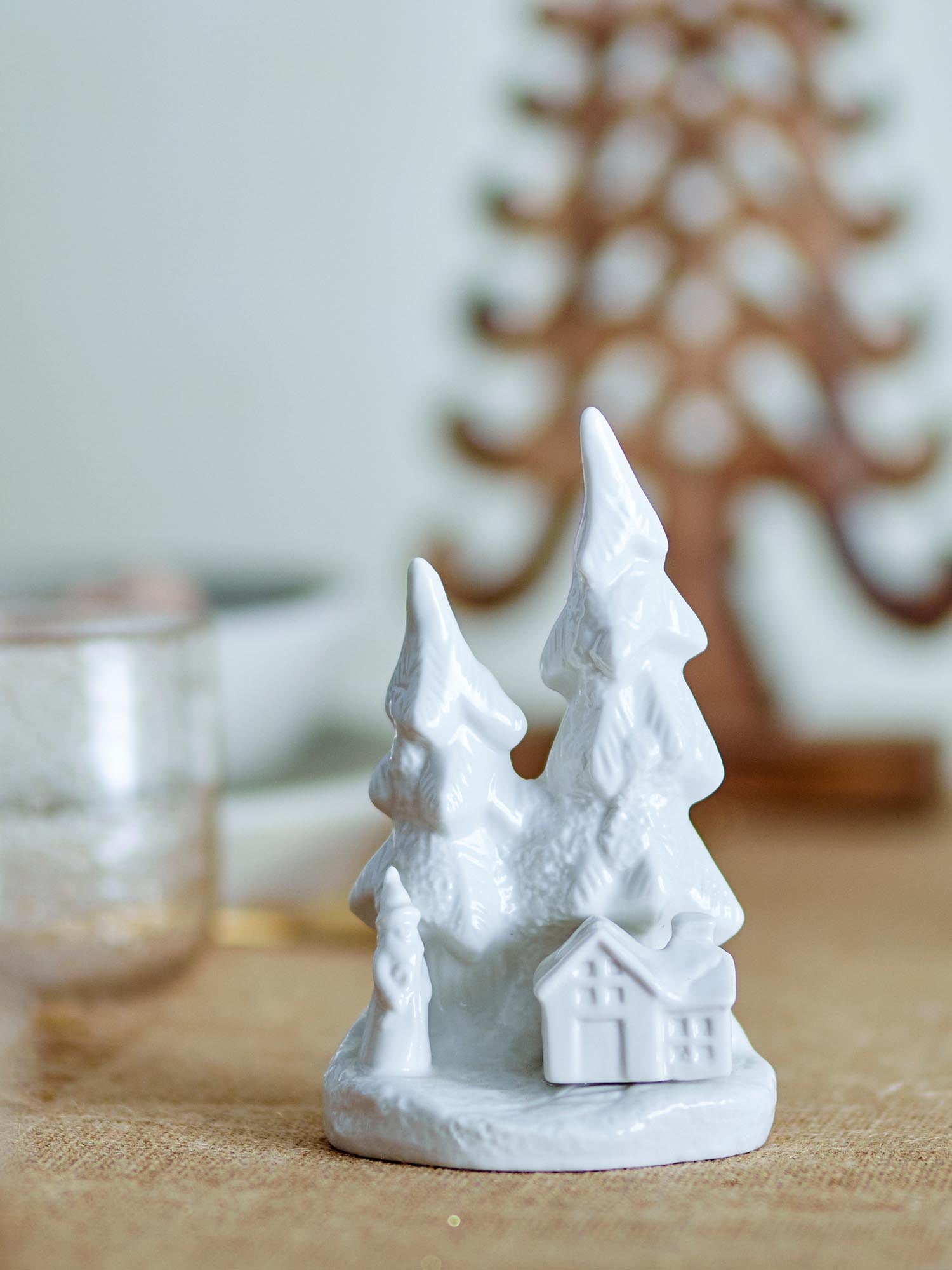 Elegante weisse Steingut-Deko von Bloomingville, handgefertigt, zeitlos und vielseitig für jeden Wohnstil.