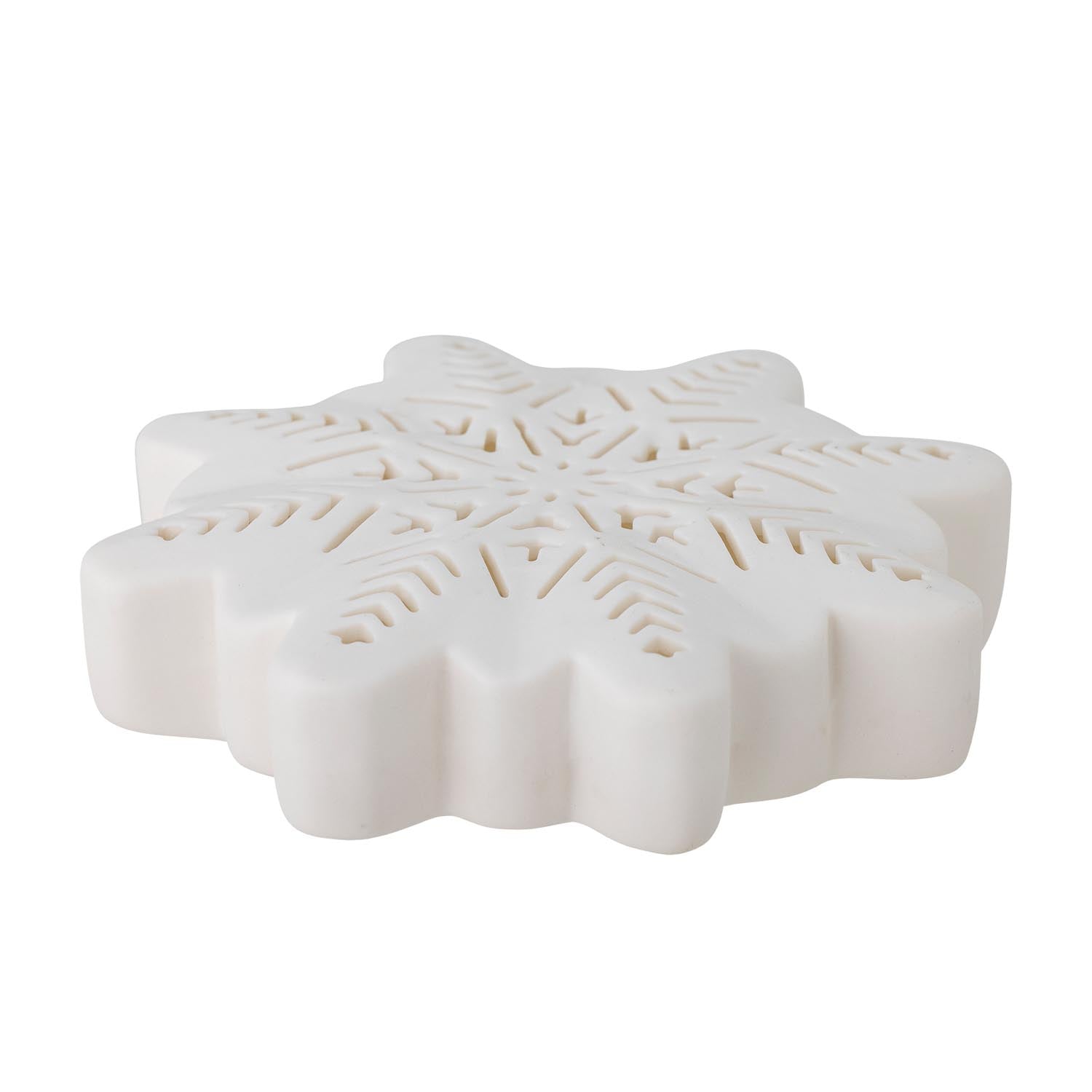 Die "Flake Deko mit Licht" von Bloomingville aus weissem Steingut verzaubert mit Schneeflocken-Design und stimmungsvollem Licht.