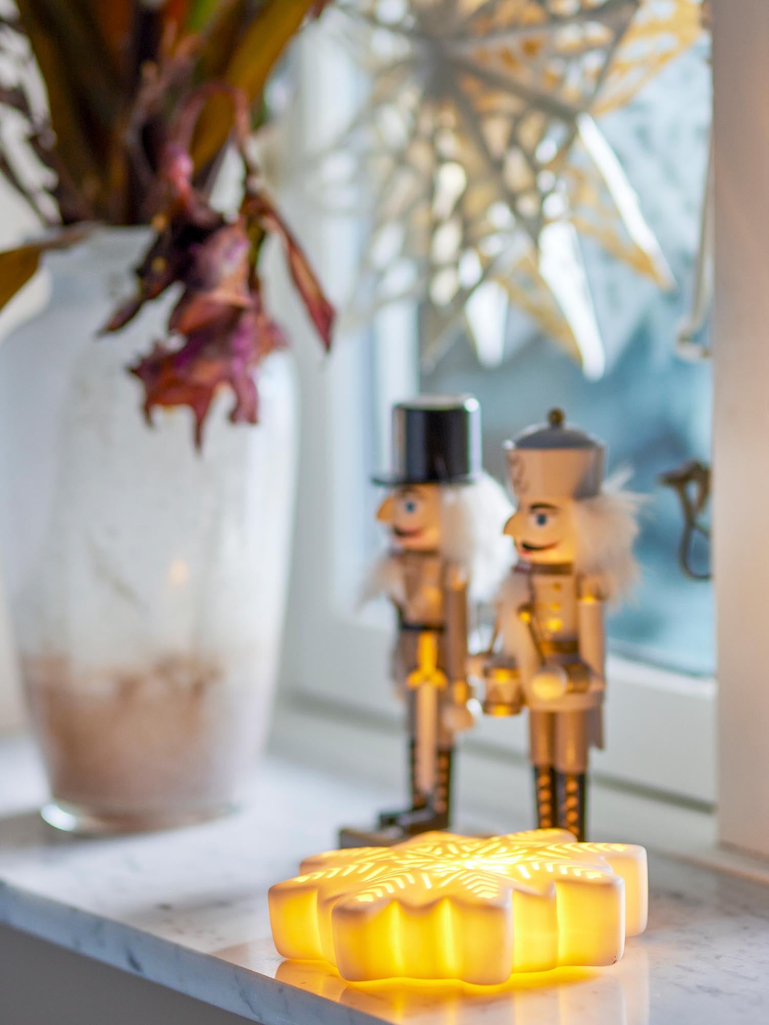 Elegante weisse Steingut-Deko von Bloomingville mit integriertem Licht, ideal für stimmungsvolle Akzente in Ihrem Zuhause.