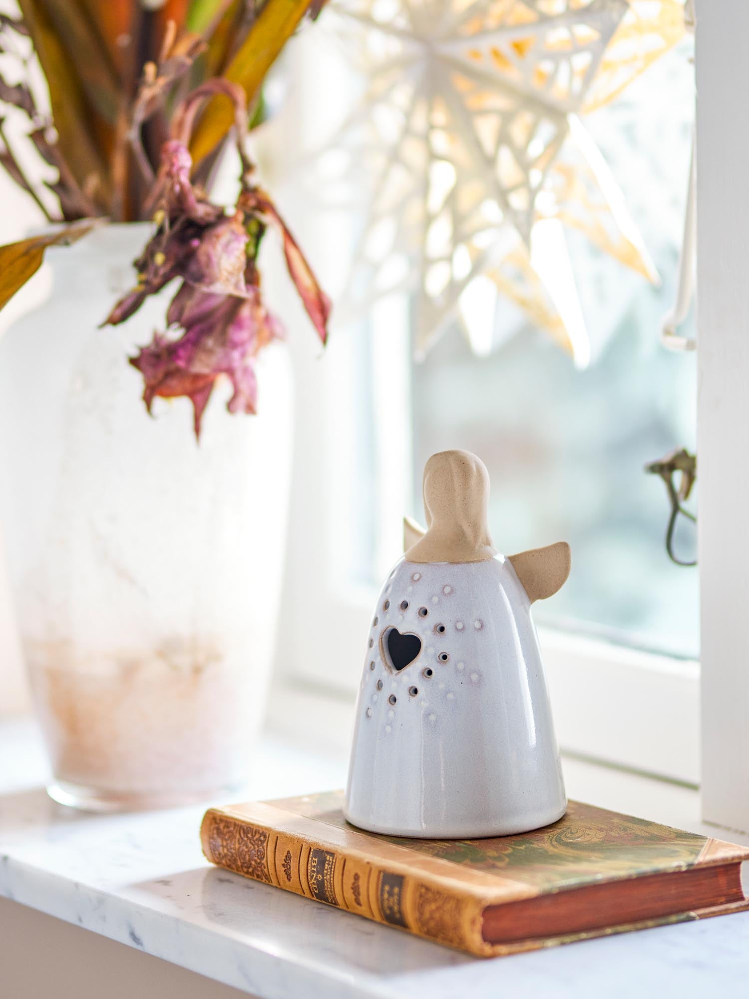 Elegante weisse Steingut-Deko von Bloomingville mit integriertem Licht, ideal für stilvolle Akzente in jedem Raum.