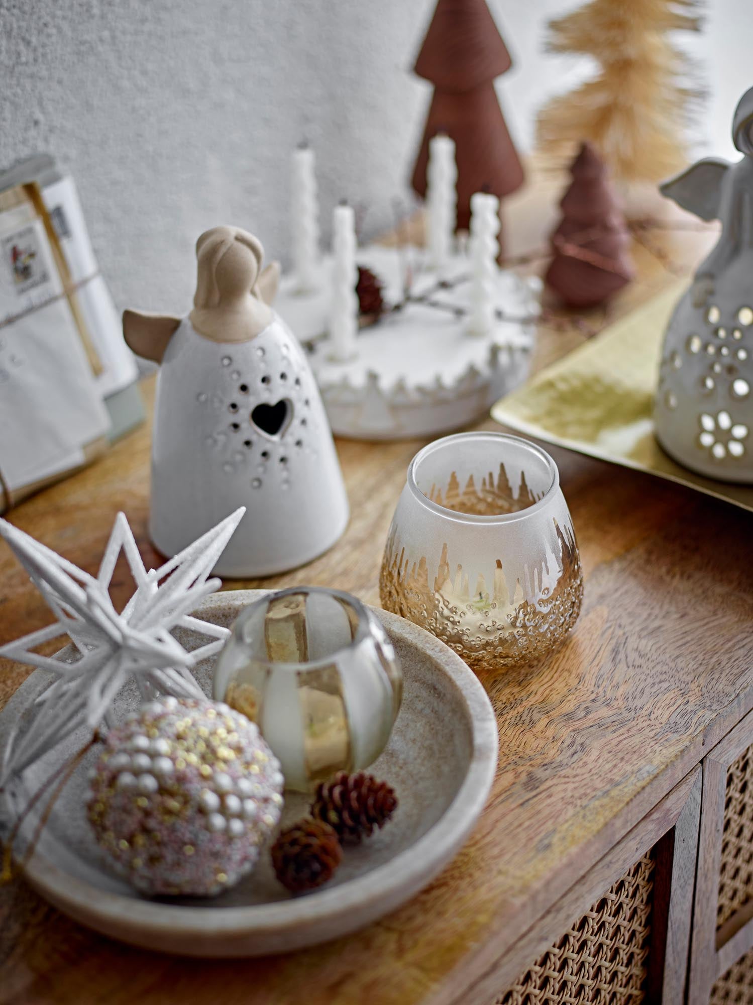 Weisses Steingut-Dekor von Bloomingville mit integriertem Licht, perfekt für eine elegante und moderne Raumgestaltung.