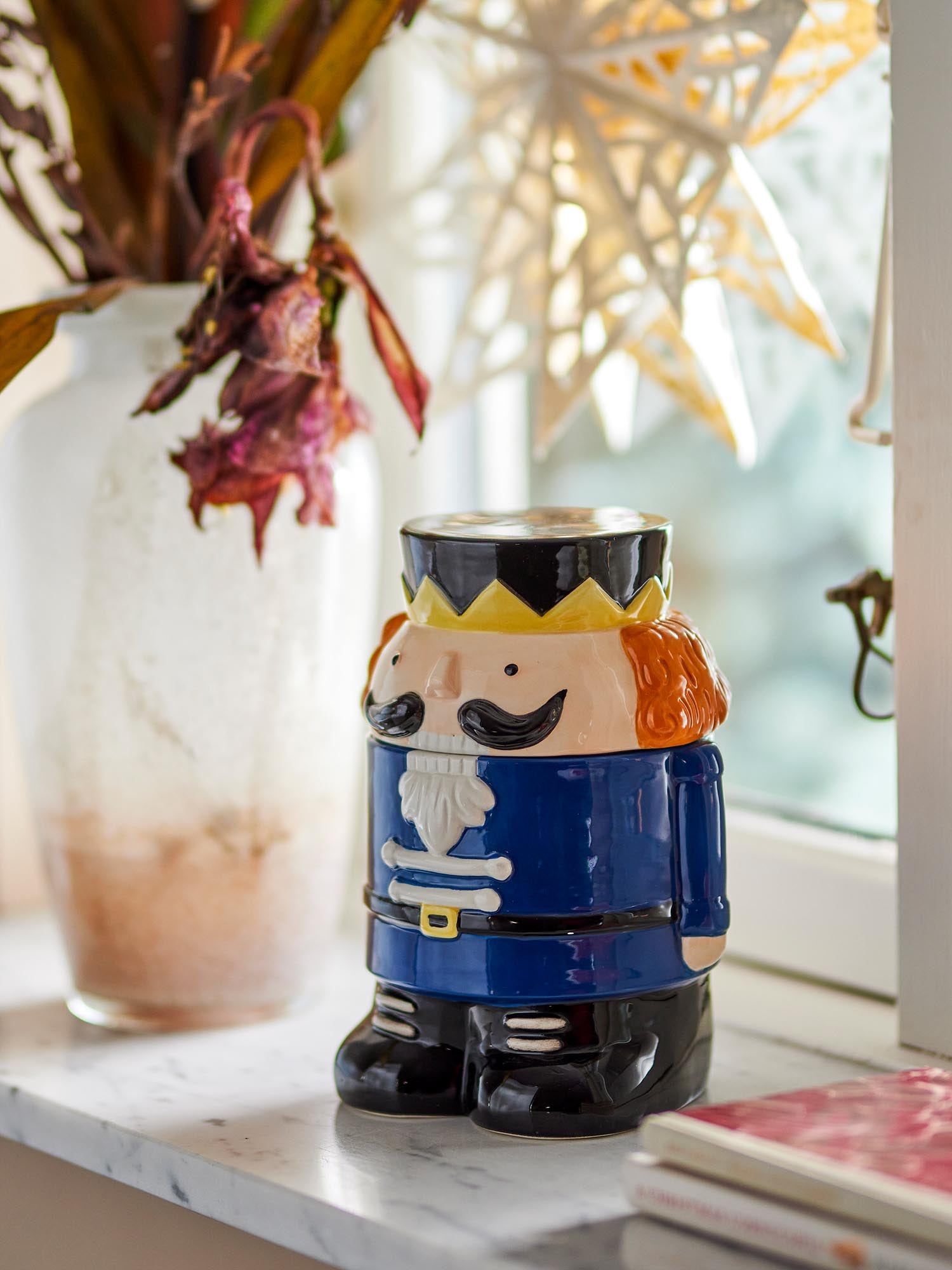 Das "Feast Gefäss mit Deckel" von Bloomingville vereint rustikale Eleganz und Funktionalität in tiefem Blau, ideal für stilvolle Aufbewahrung.