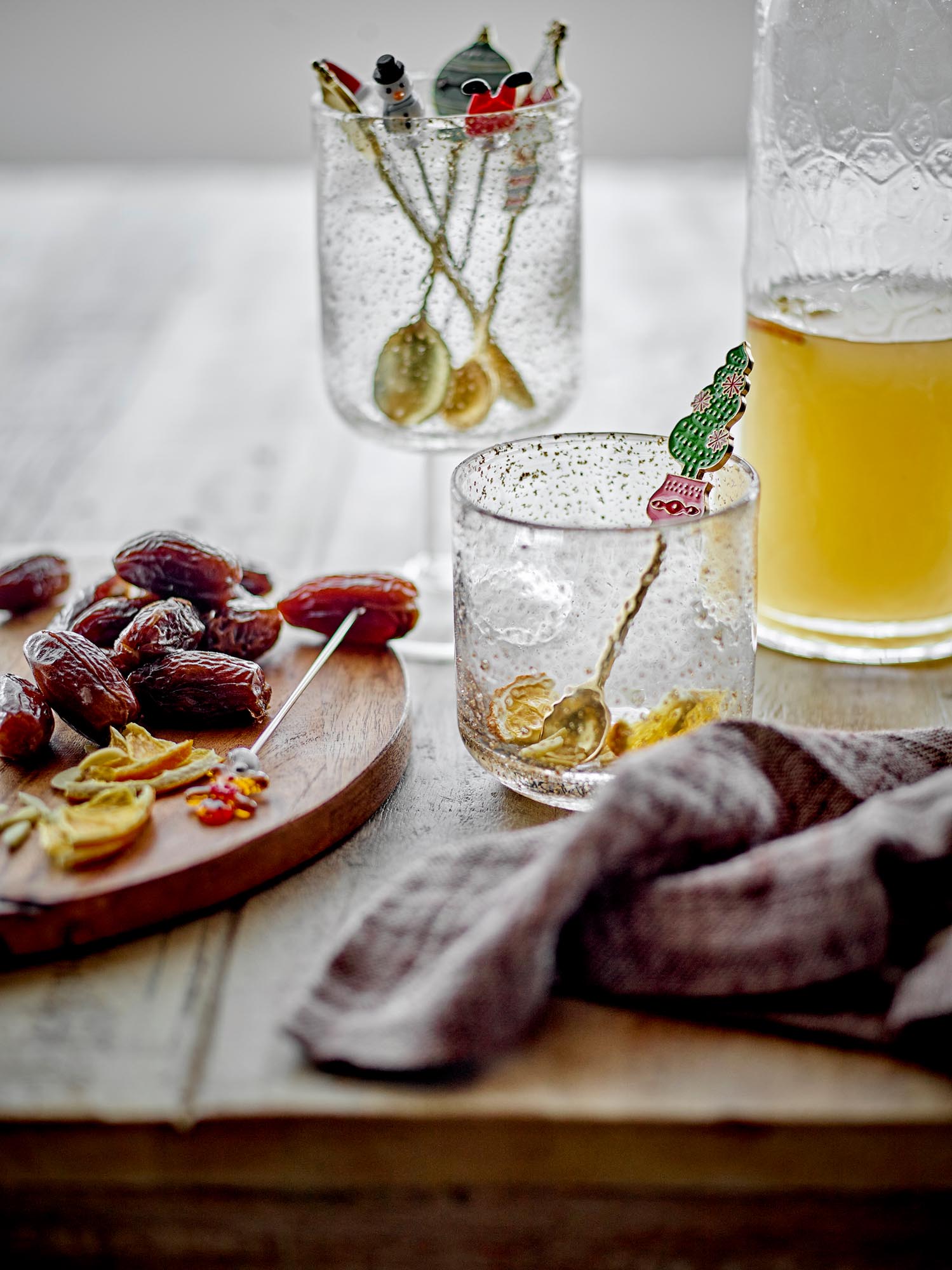 Elegante Feliz Cocktailgabel aus rotem Glas von Bloomingville, ideal für stilvolle Anlässe und ein Highlight auf jedem Tisch.