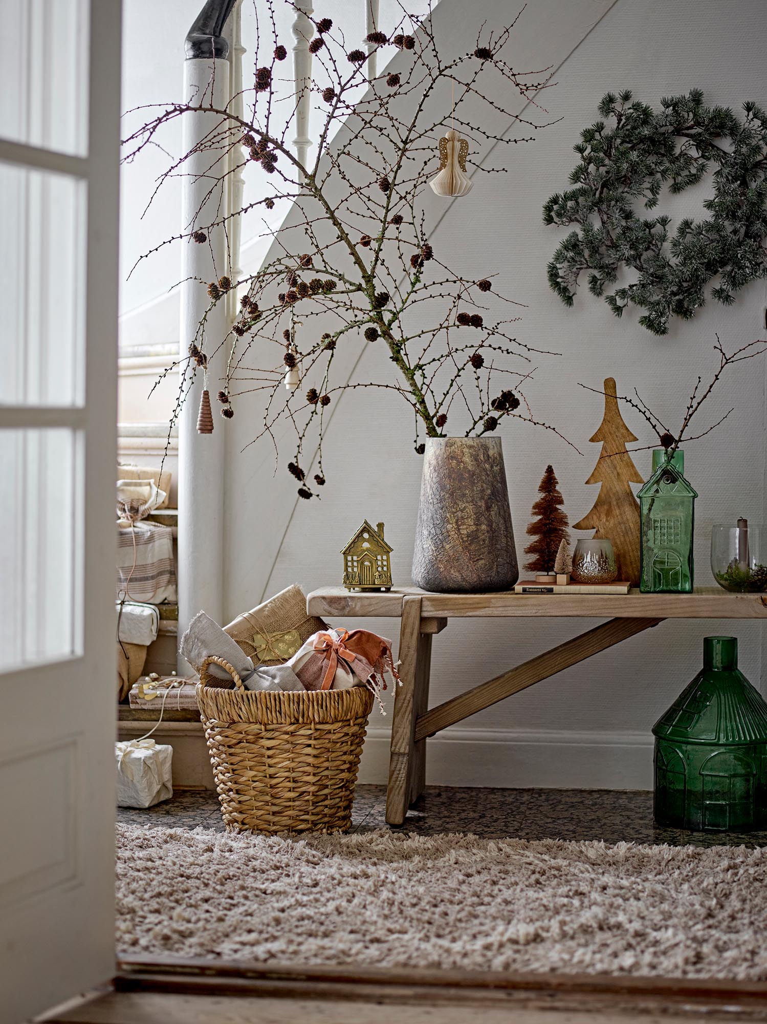 Ein eleganter künstlicher Kranz aus grünem Zedernlaub von Bloomingville, ideal für stilvolle Dekorationen.