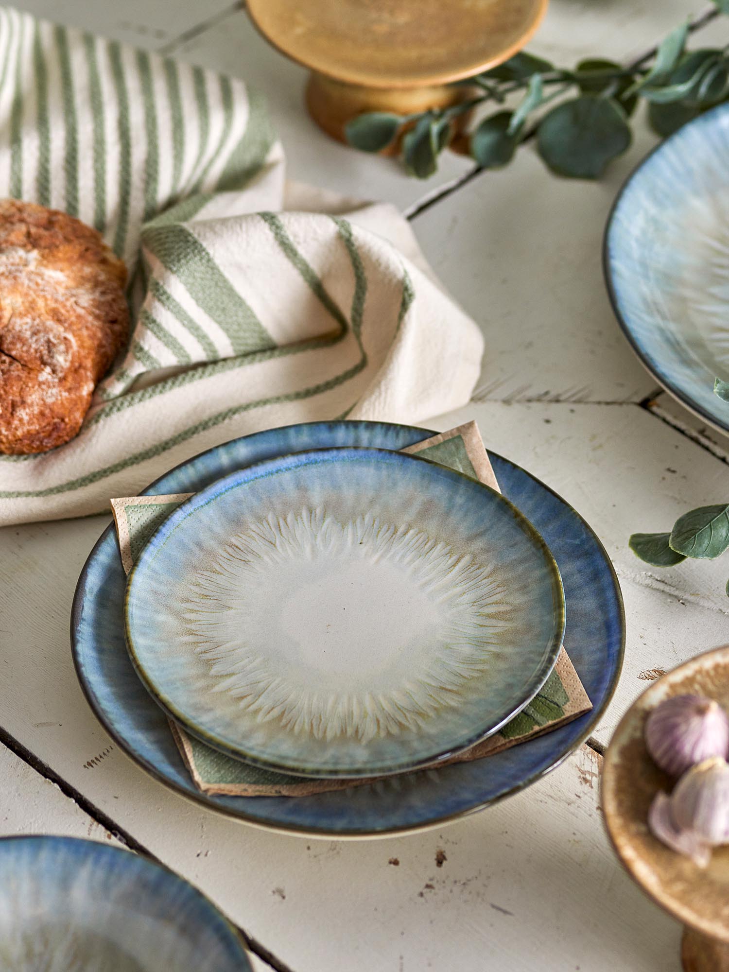 Der Calen Teller von Bloomingville aus blauem Steingut überzeugt durch sein stilvolles Design und vielseitige Einsatzmöglichkeiten.