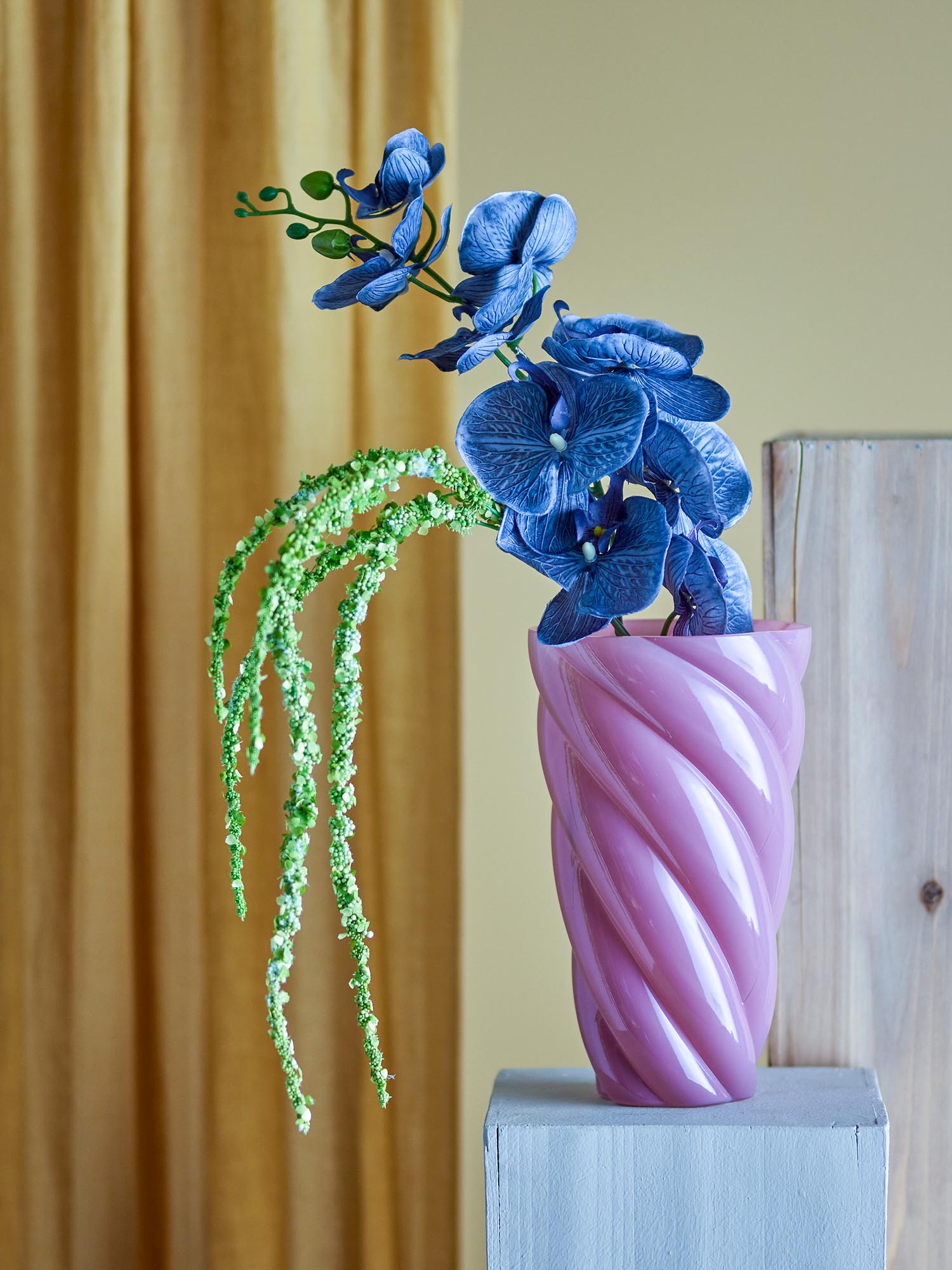 Die Callo Vase von Bloomingville aus rosafarbenem Glas besticht durch ihr elegantes Design und ist ein stilvolles Wohnaccessoire.