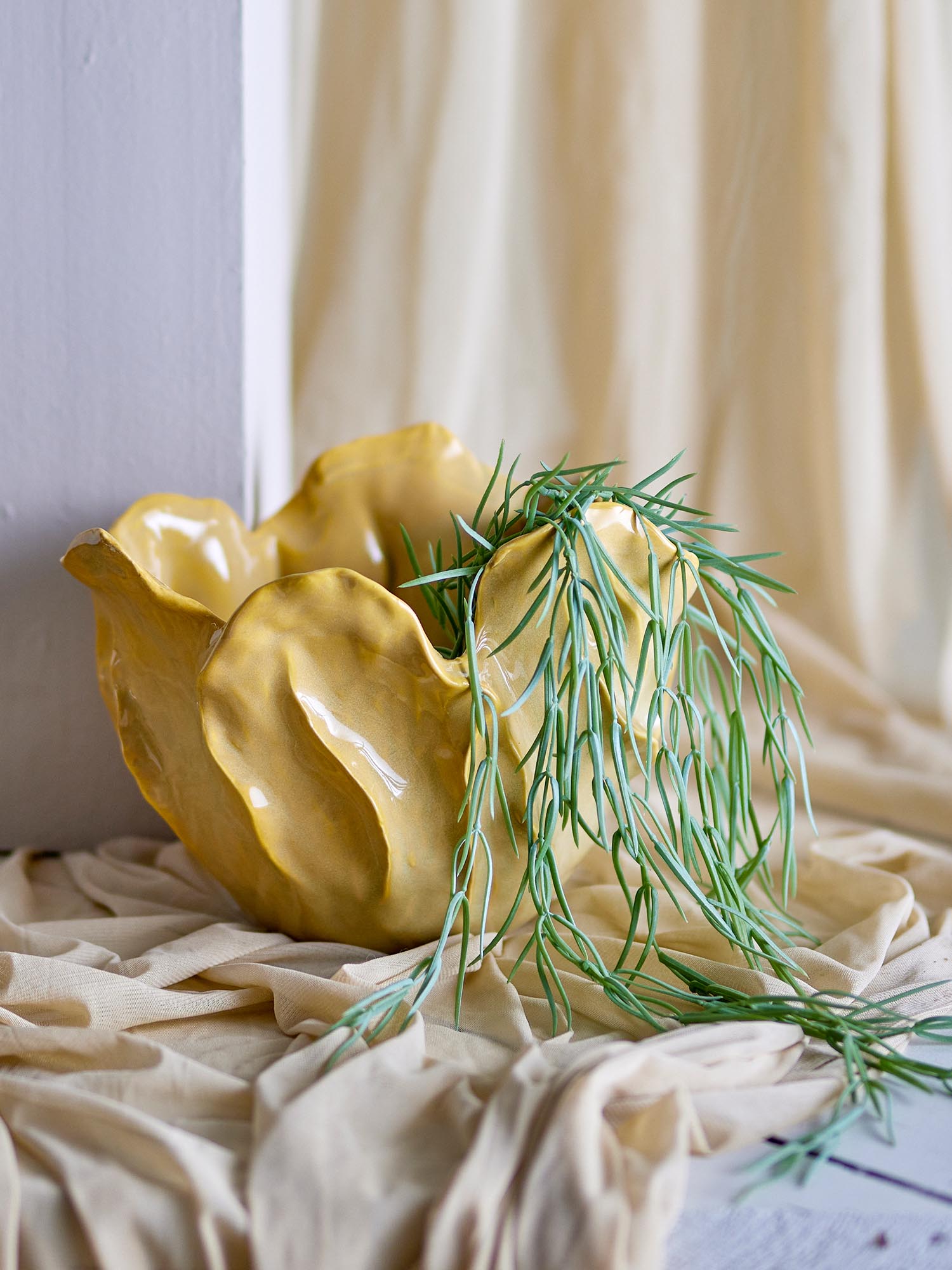 Die Bastien Schale von Bloomingville aus gelbem Steingut besticht durch ihr stilvolles Design und ist ideal für den modernen Haushalt.