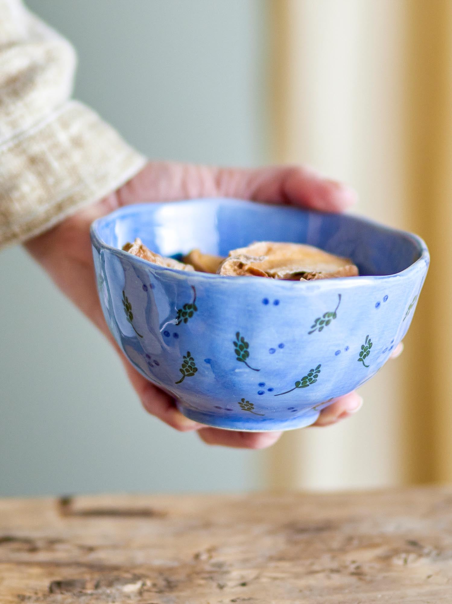 Die Pippine Schale in tiefem Blau vereint robustes Steingut mit skandinavischem Design, ideal für stilvolle Tischarrangements.