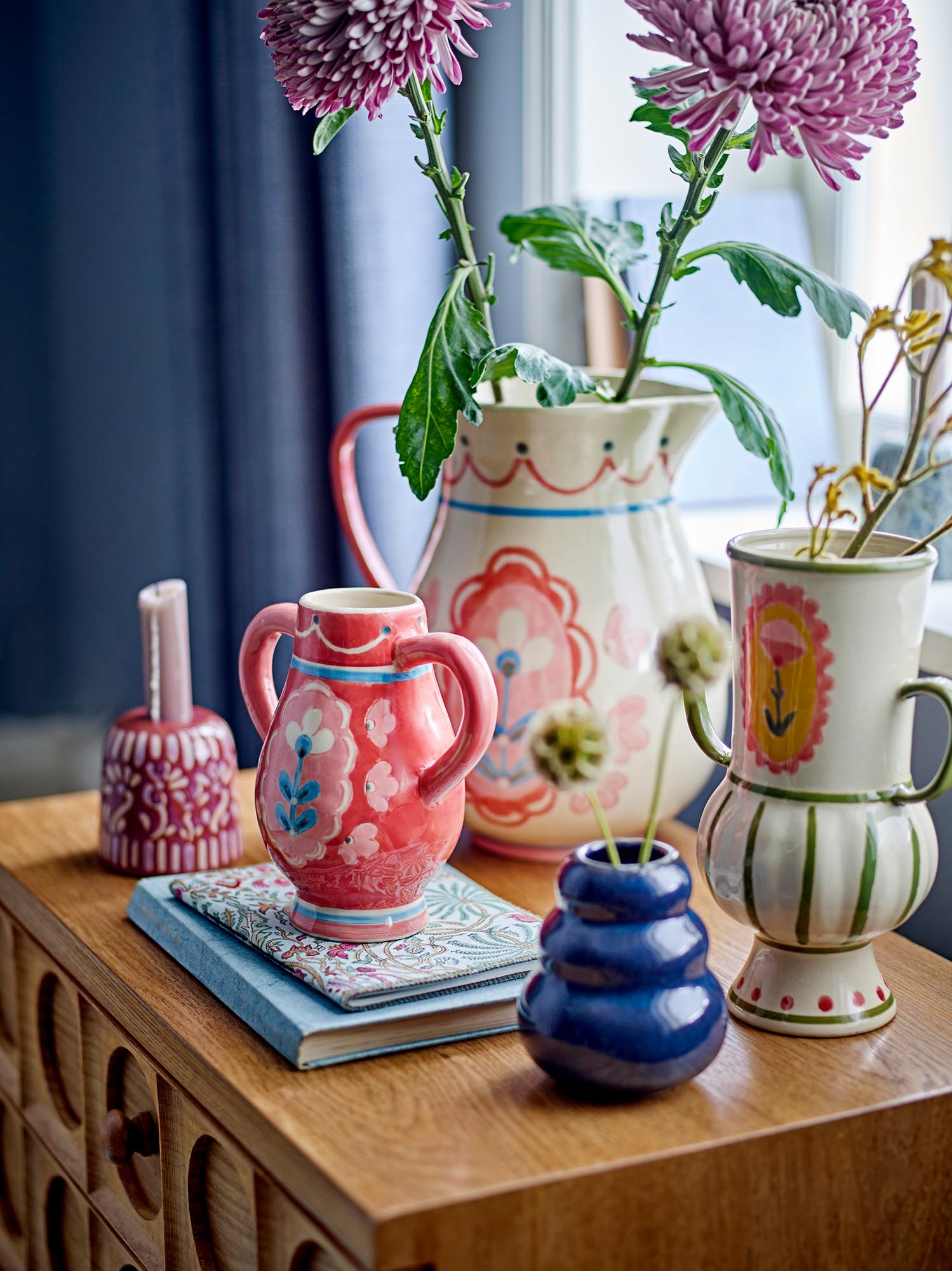 Eleganter Odina Krug aus Steingut in zartem Rosé von Bloomingville, ideal für stilvolle Tischdekorationen.