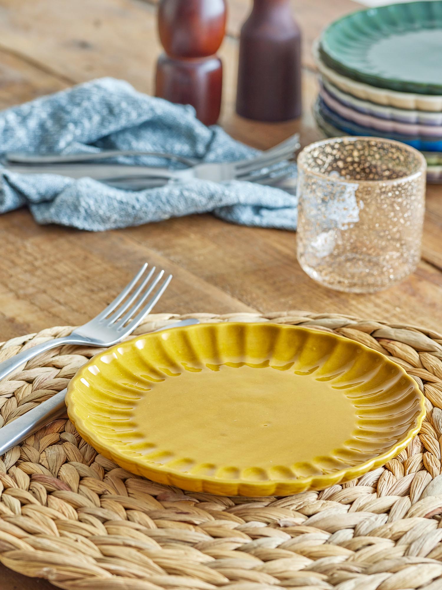Der Latina Teller von Bloomingville aus gelbem Steingut besticht durch sein modernes Design und ist perfekt für stilvolle Tischarrangements.