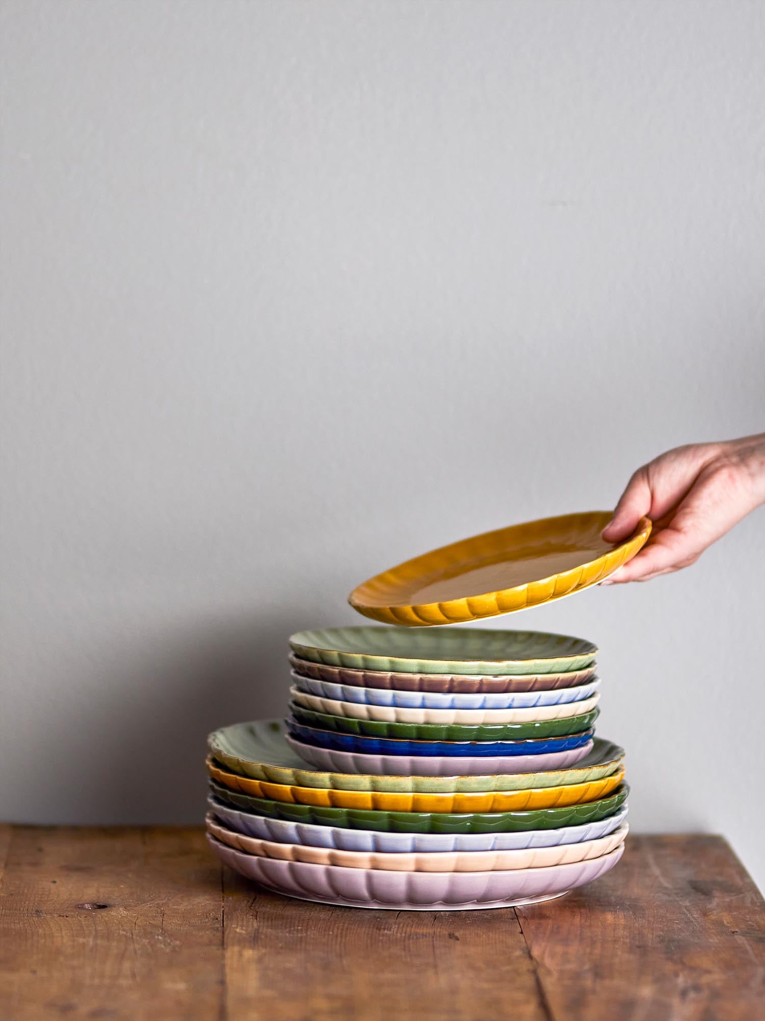 Der gelbe Latina Teller von Bloomingville aus Steingut überzeugt mit modernem Stil und ist ideal für elegante Tischdekorationen.