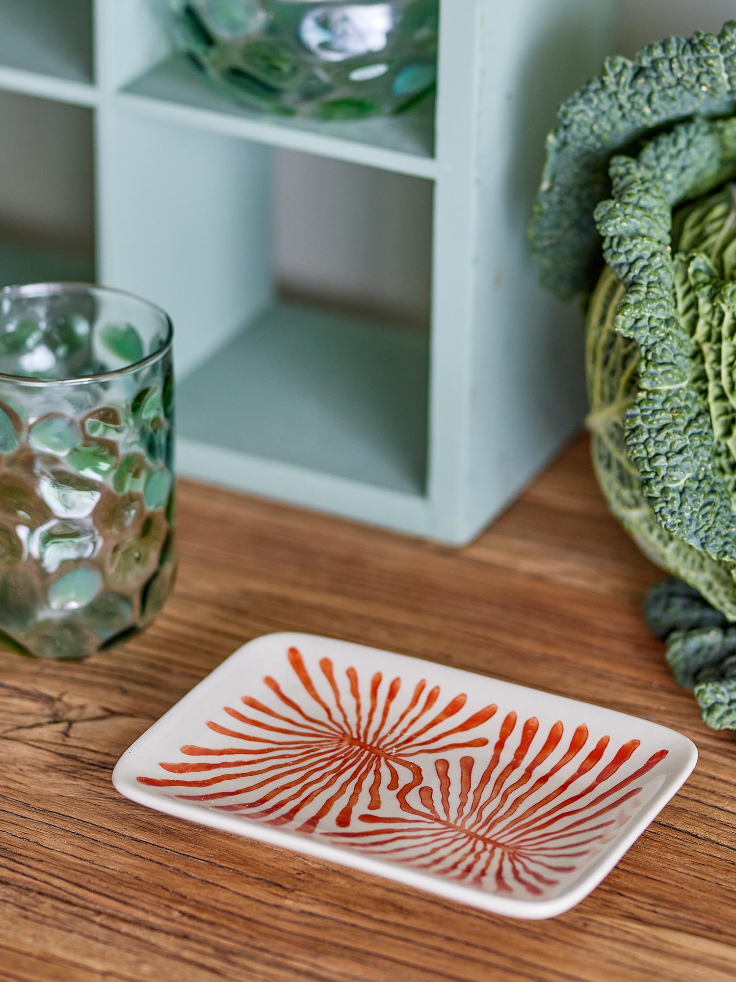 Eleganter roter Steingut-Teller von Creative Collection, ideal für stilvolle Tischdekoration und vielseitige Nutzung.