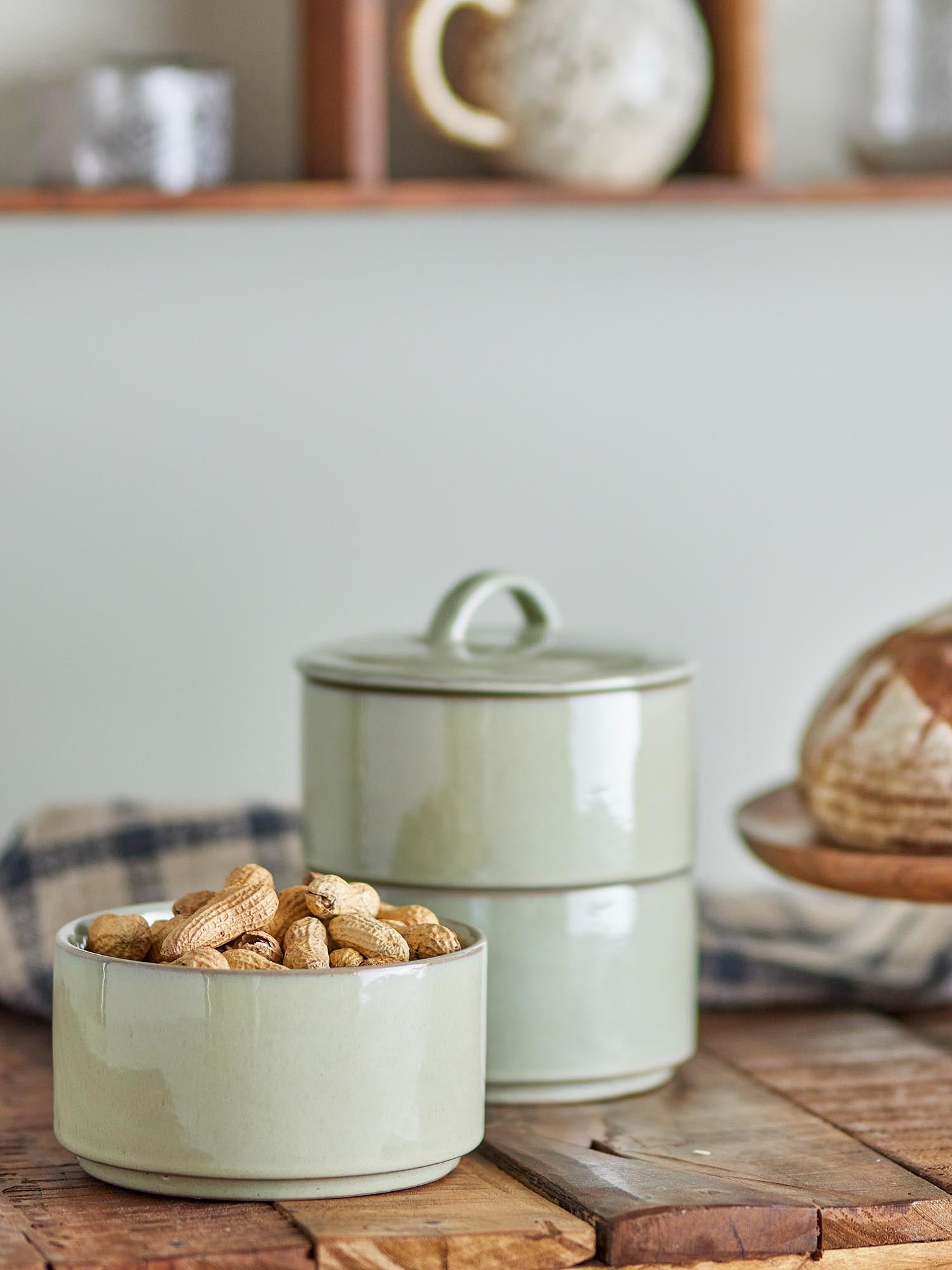 Elegantes, grünes Steingut-Gefäss mit Deckel, ideal für stilvolle Aufbewahrung und Servieren in Ihrer Küche.
