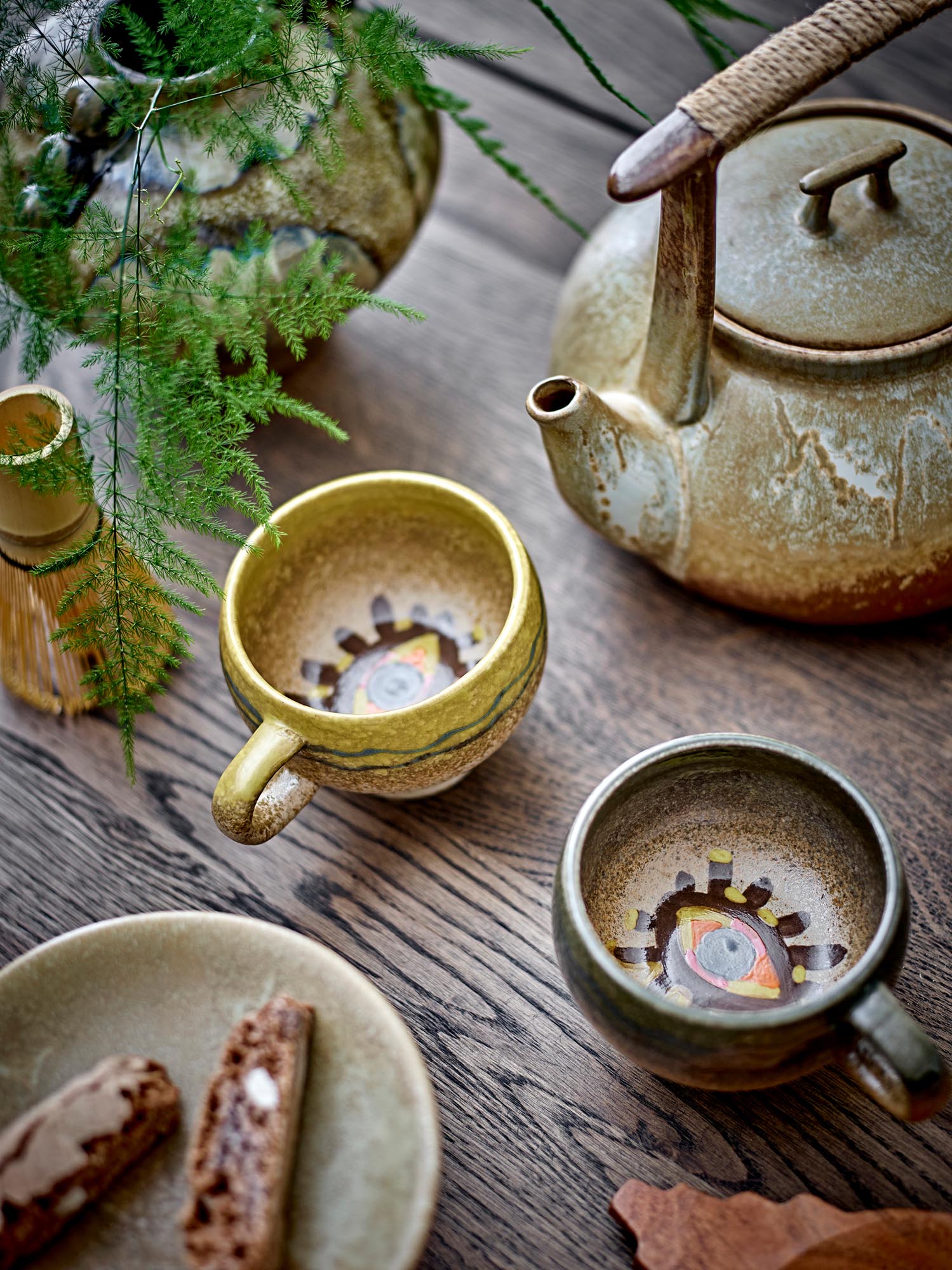 Die Ikigai Teekanne von Bloomingville vereint rustikale Eleganz und Funktionalität in einem einzigartigen Steingut-Design.