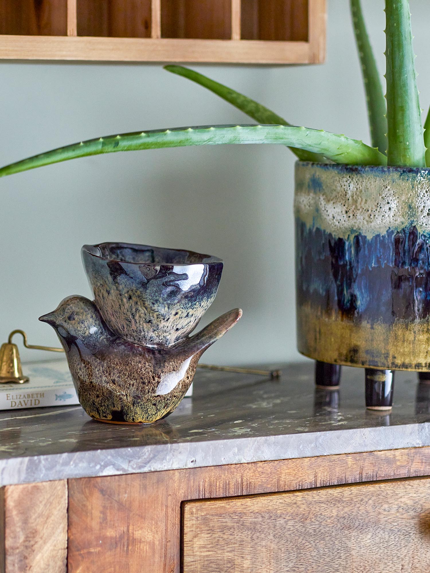 Braunes Steingut-Dekor von Creative Collection, perfekt für moderne Wohnräume und stilvolle Akzente in der Inneneinrichtung.