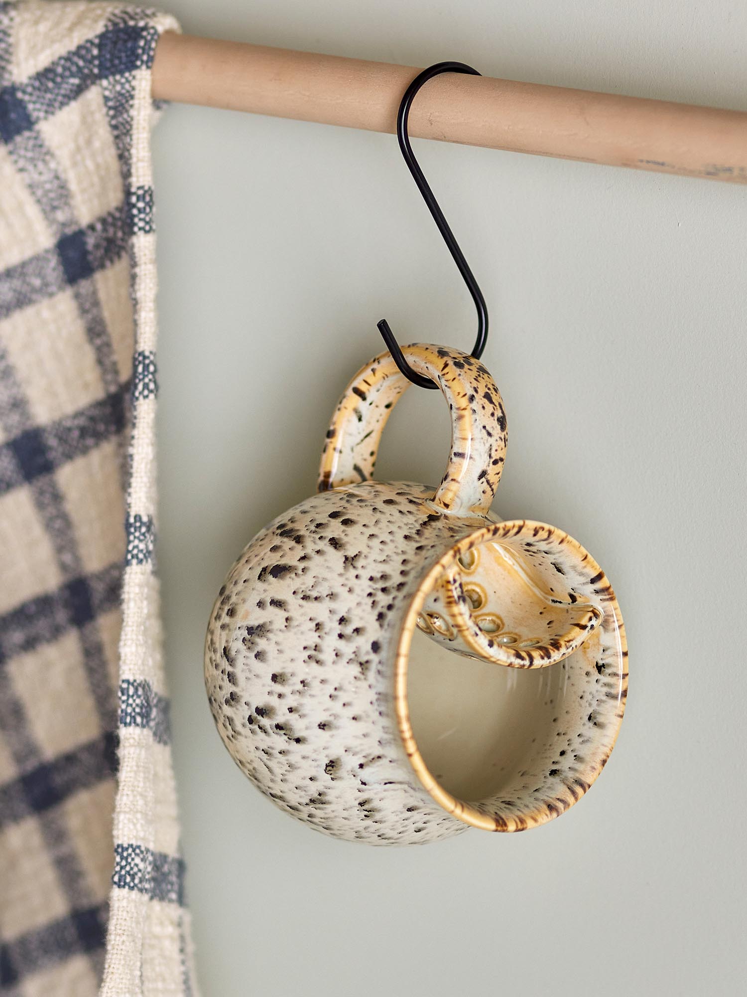 Elegante graue Steingutbecher von Creative Collection, ideal für stilvolle Getränke und modernes Geschirrdesign.