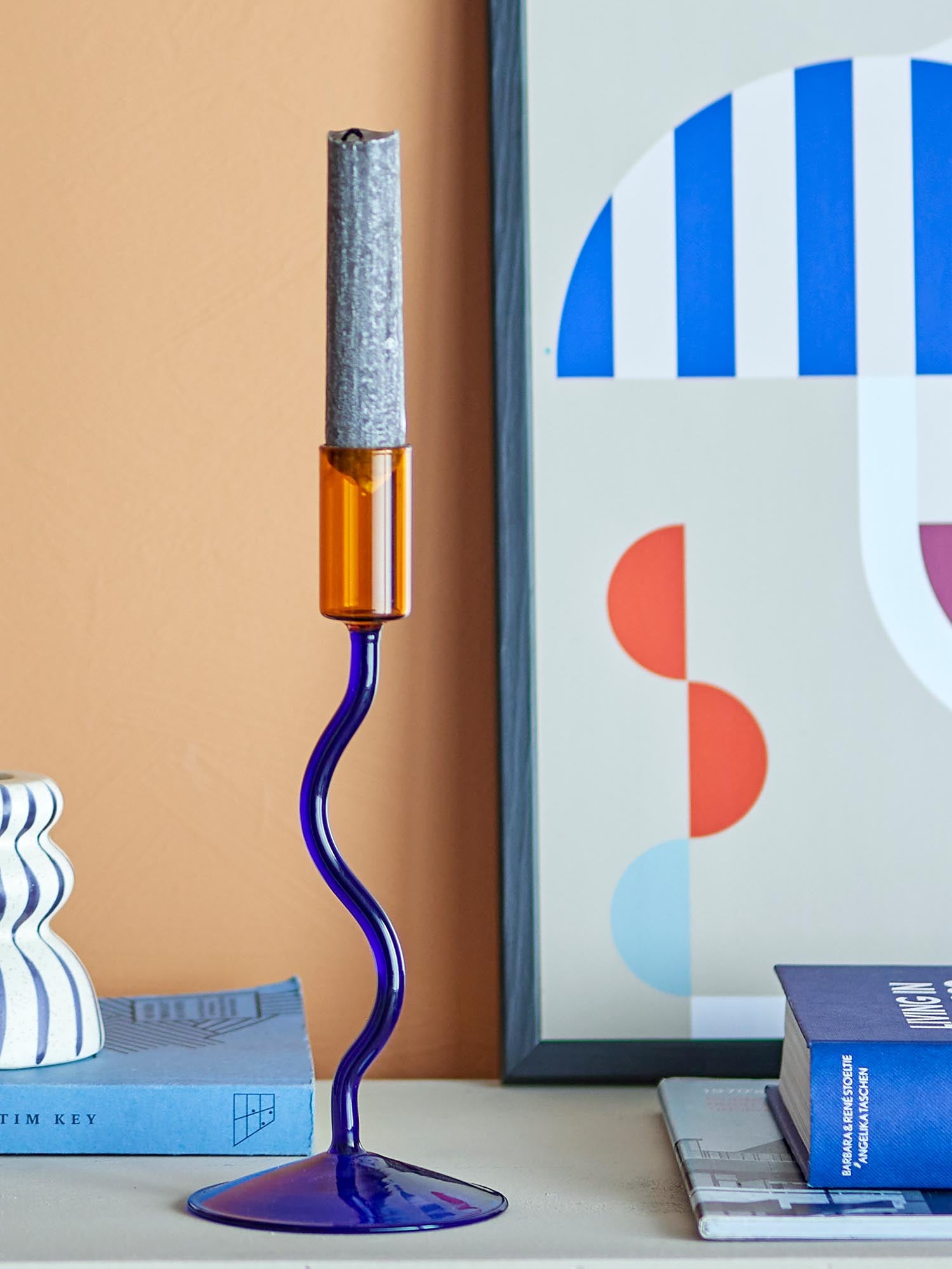 Eleganter Ada Kerzenhalter aus blauem Glas von Bloomingville, ideal für stilvolle Dekoration und gemütliche Atmosphäre.