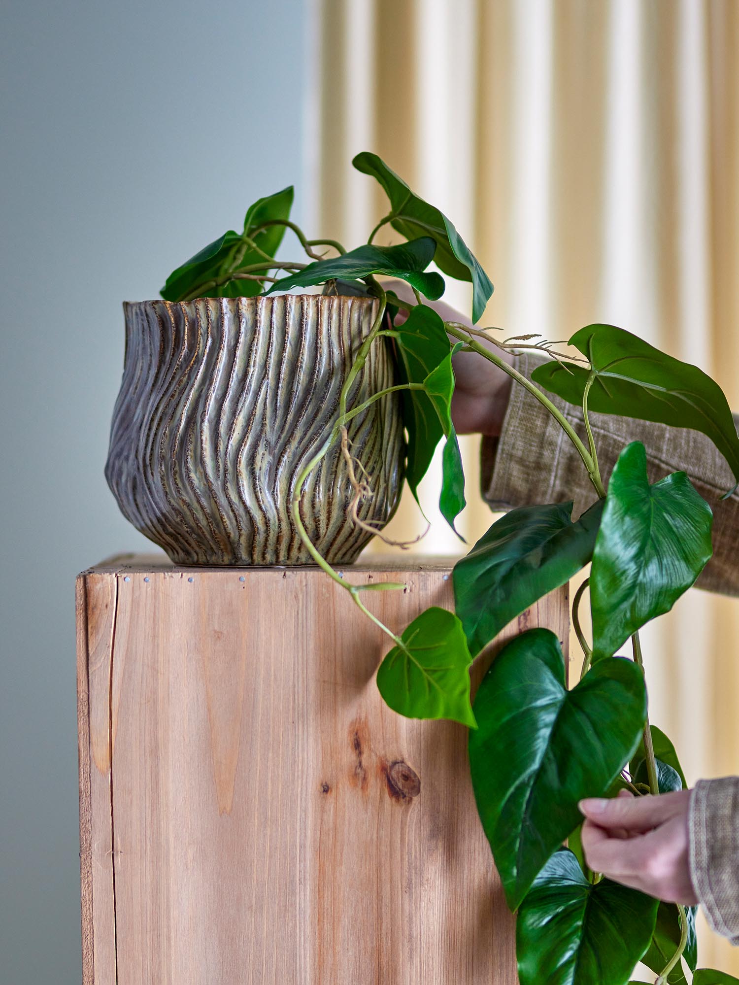 Moderner Blumentopf aus grünem Steingut von Bloomingville, perfekt für dekorative Pflanzen und ein stilvolles Ambiente.