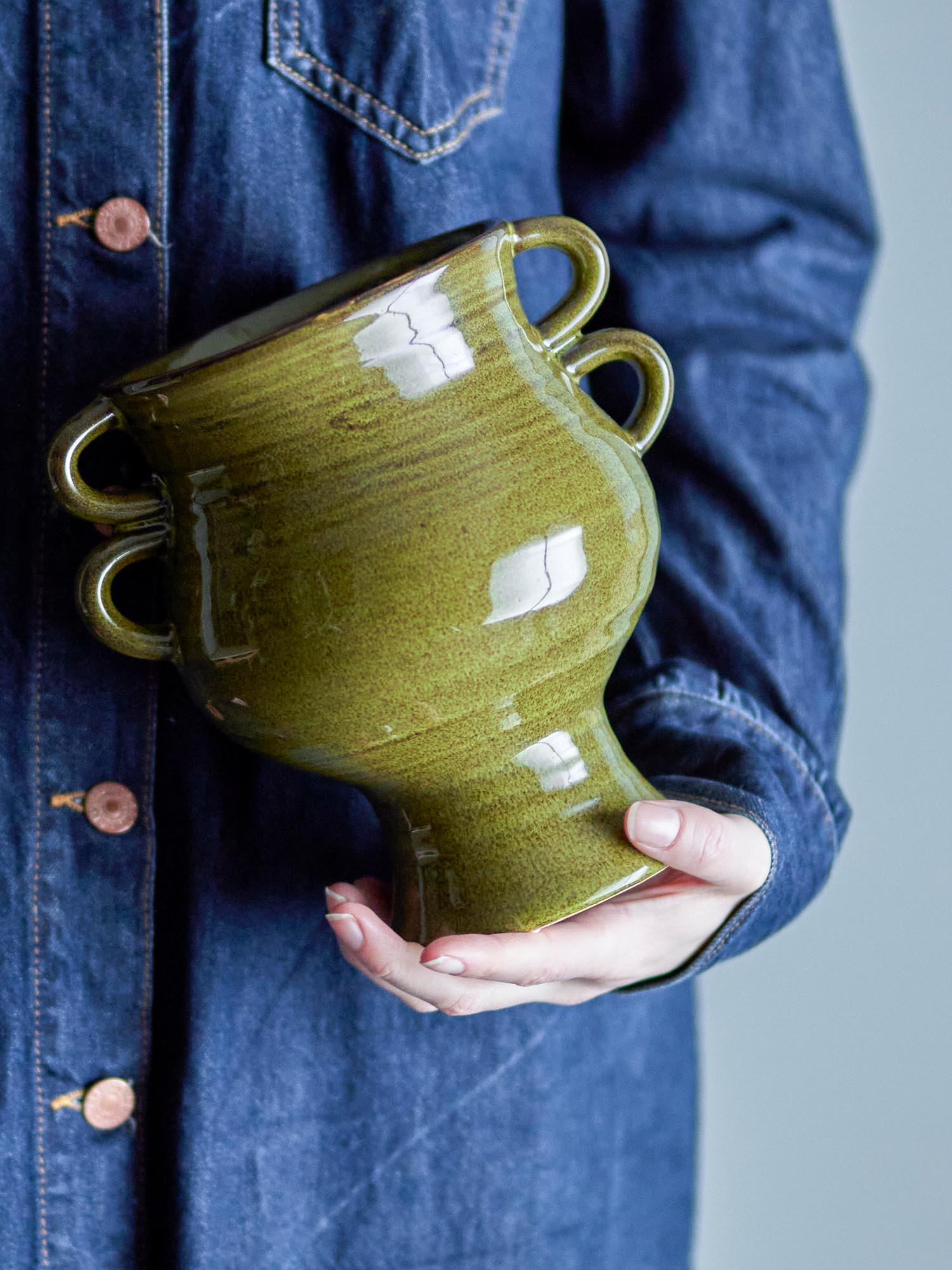 Der grüne Raia Blumentopf von Bloomingville aus Steingut verleiht Ihren Pflanzen eine stilvolle und elegante Note.