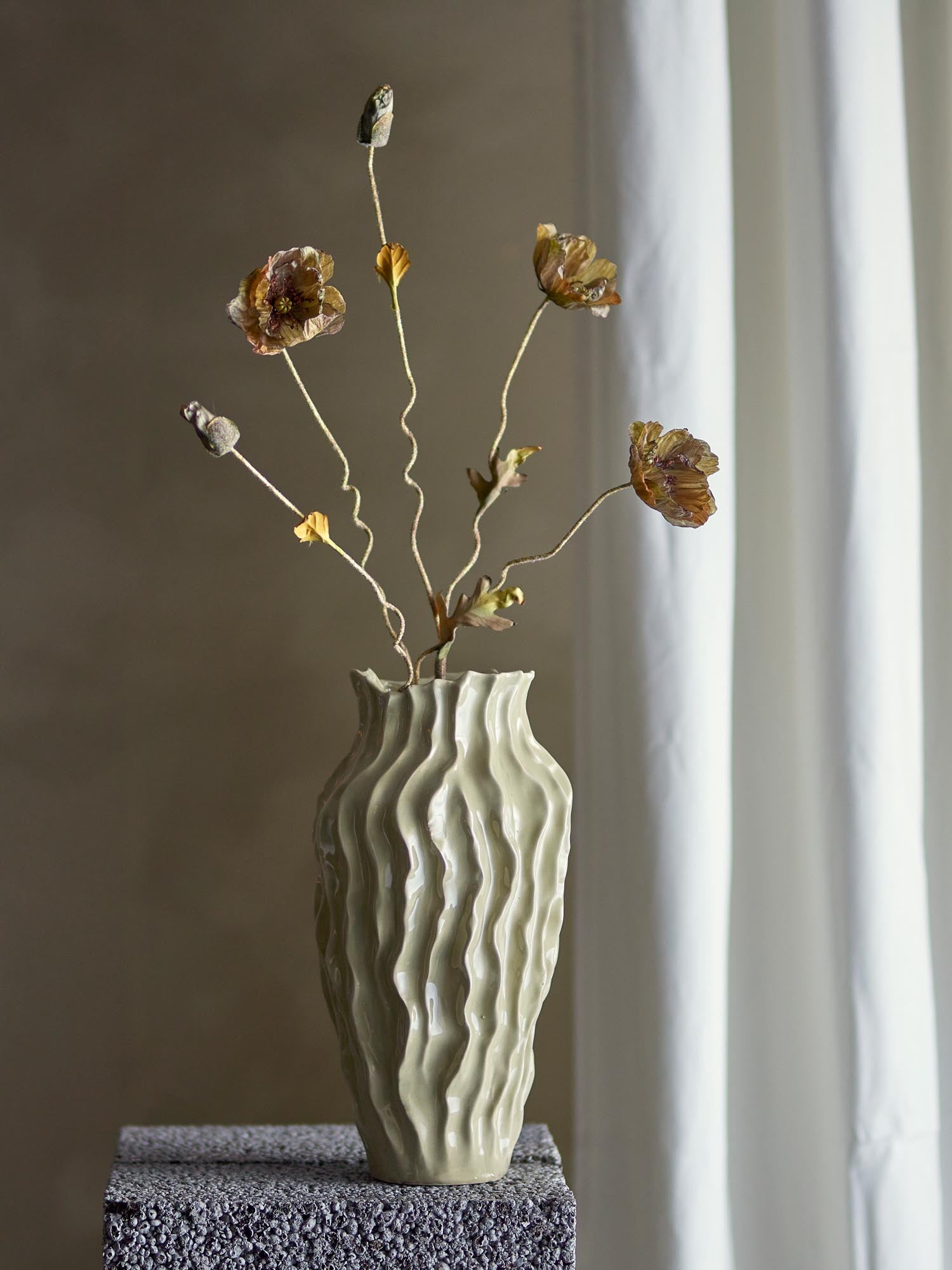 Eleganter künstlicher Poppy-Stiel in Braun von Bloomingville, perfekt für zeitlose und geschmackvolle Raumdekorationen.