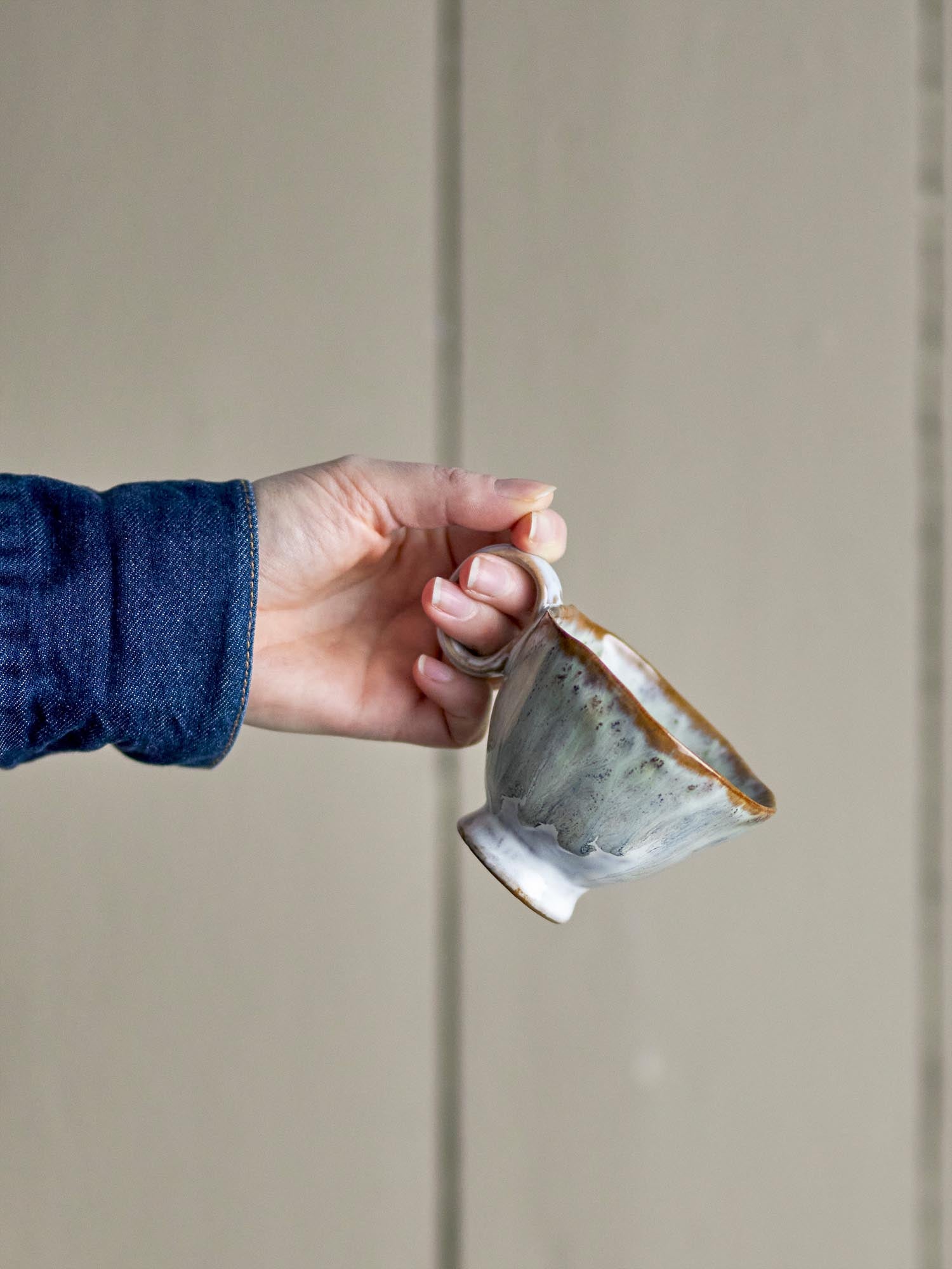 Die Imogen Tasse von Bloomingville aus grünem Steingut besticht durch ihr stilvolles Design und ihre hochwertige Verarbeitung.