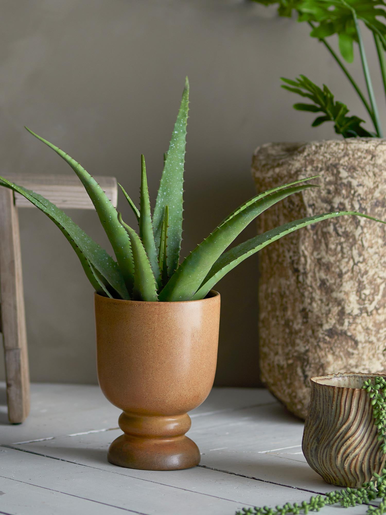 Künstliche Aloe-Pflanze von Bloomingville, grün und pflegeleicht, ideal für stilvolle Dekoration in jedem Raum.