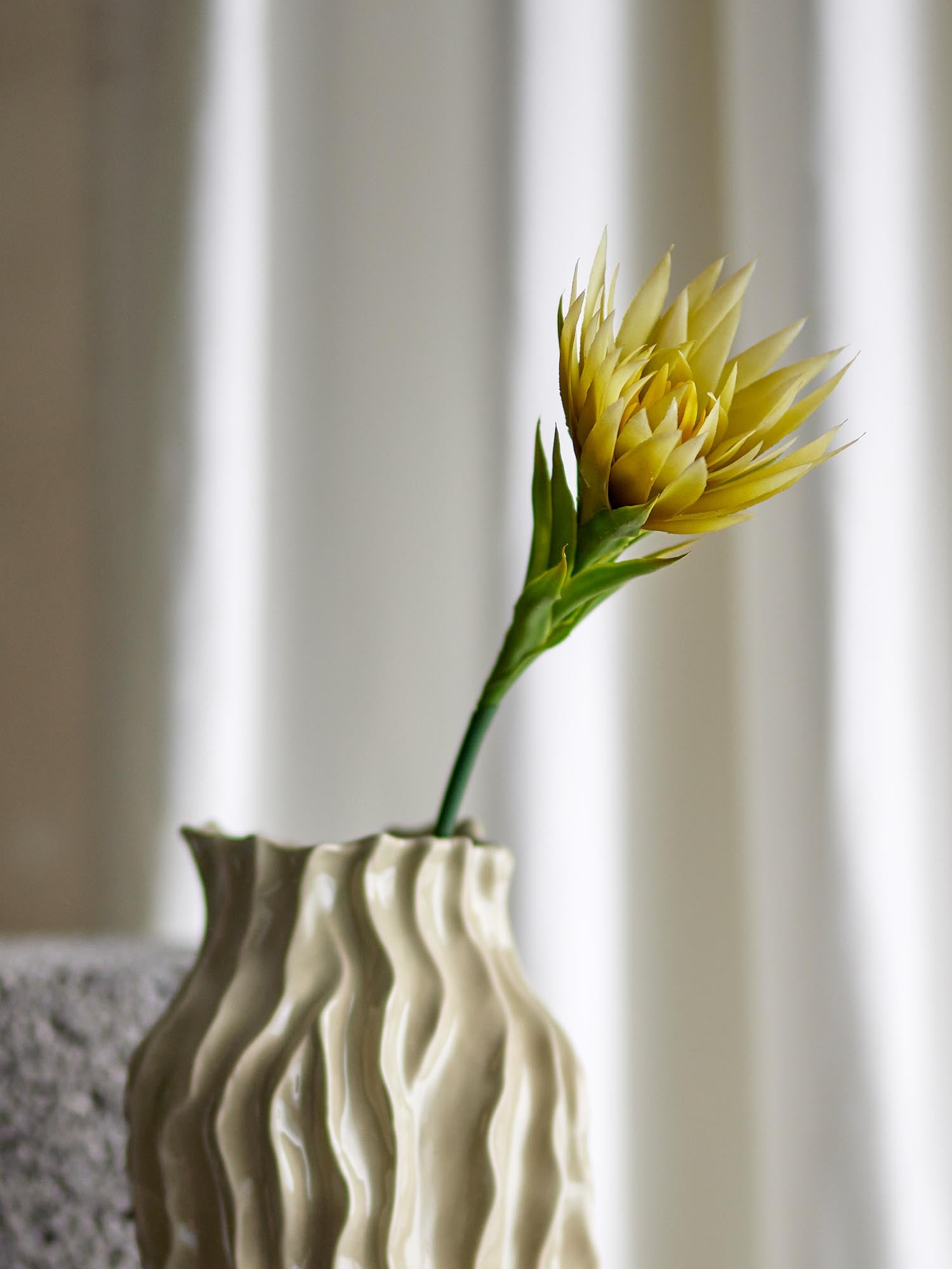 Künstliche gelbe Lilie von Bloomingville, detailgetreu gestaltet, ideal für stilvolle Dekorationen und langlebige Arrangements.