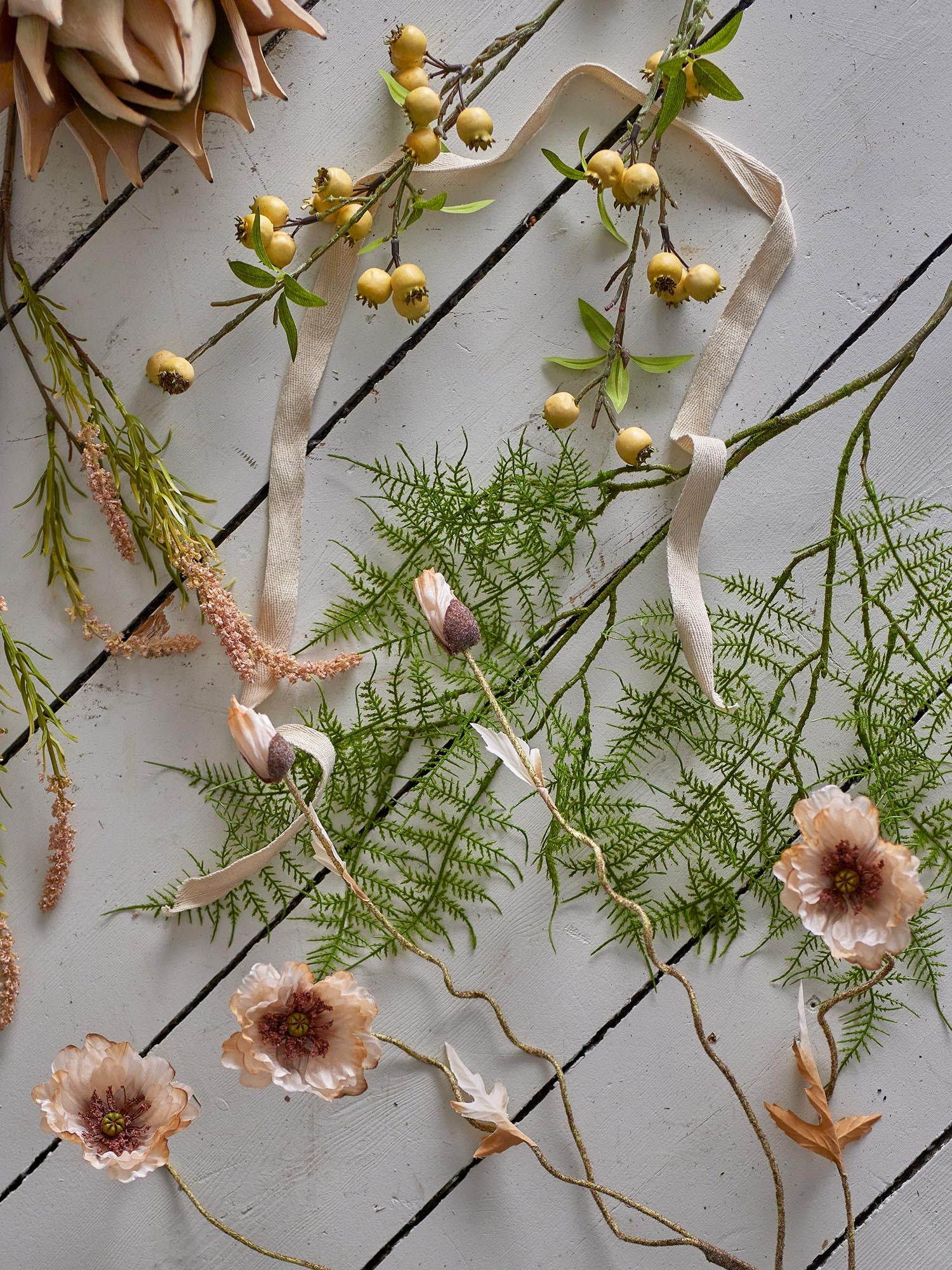 Ein realistischer künstlicher Hawthorn-Zweig mit gelben Blüten von Bloomingville, ideal für stilvolle Dekorationen.