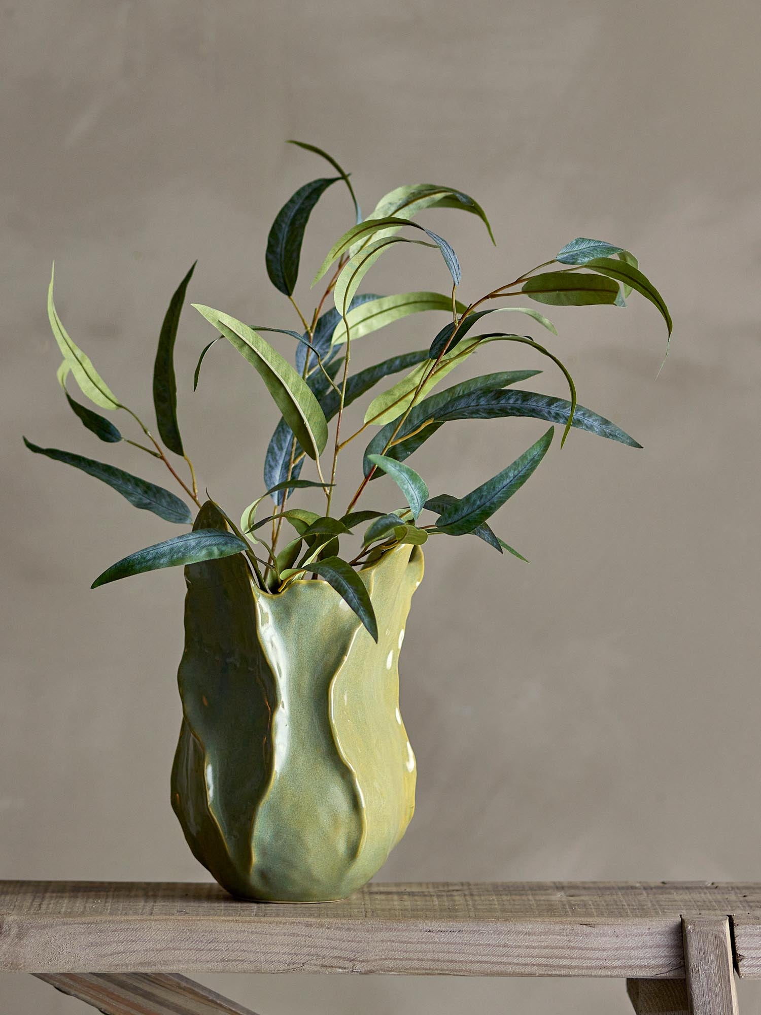 Künstlicher Eucalyptus-Stiel in Grün von Bloomingville, ideal für elegante Dekorationen, langlebig und naturgetreu gestaltet.