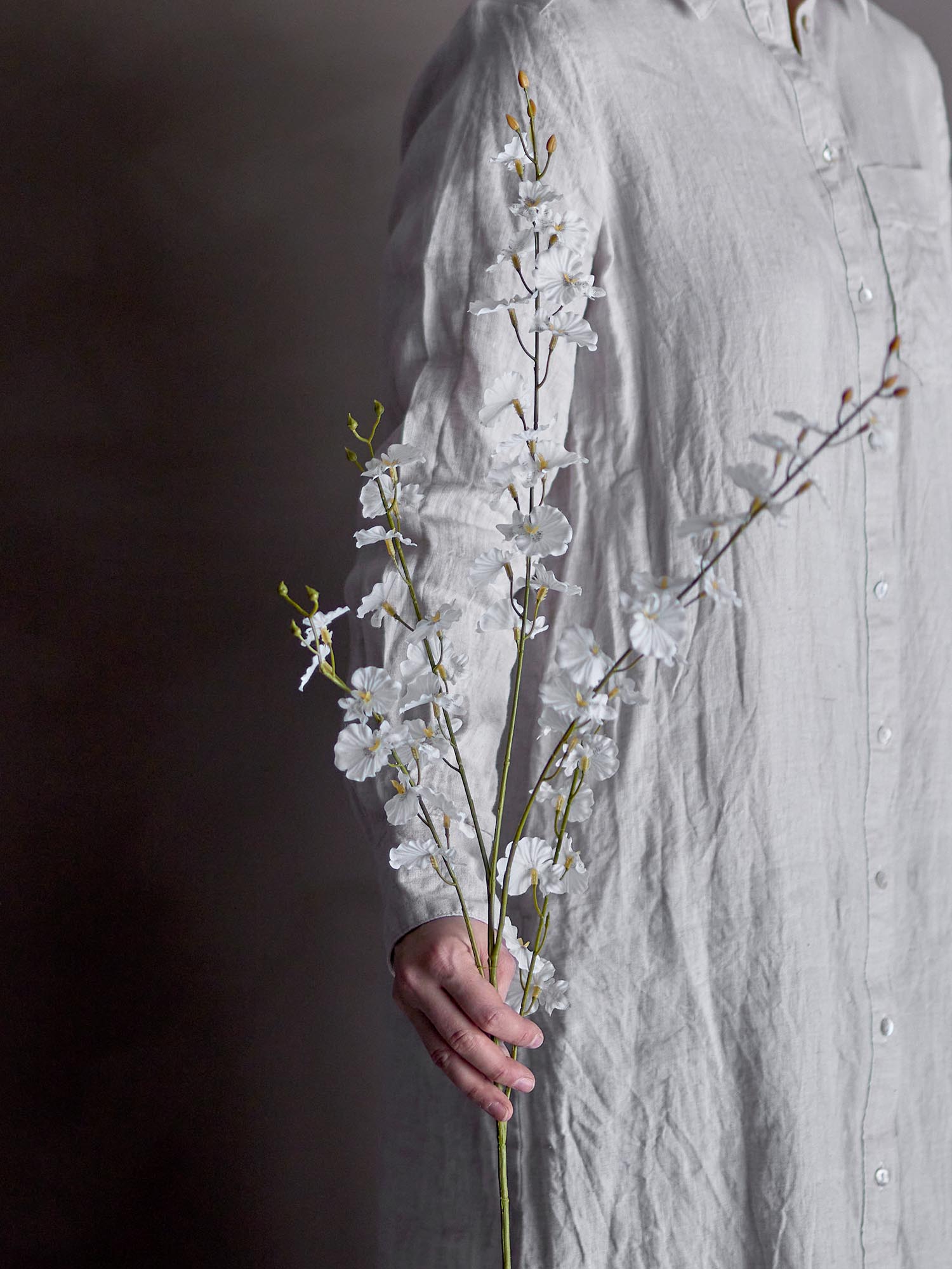 Weisser künstlicher Orchideenstiel von Bloomingville, perfekt für elegante Dekorationen und zeitlose Blumenarrangements.