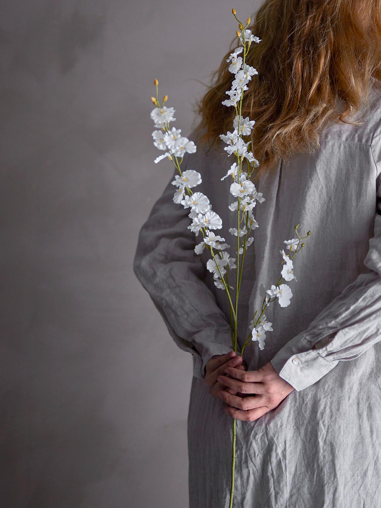 Eleganter künstlicher Orchideenstiel in Weiss von Bloomingville, ideal für stilvolle Dekorationen und langlebige Blumenarrangements.