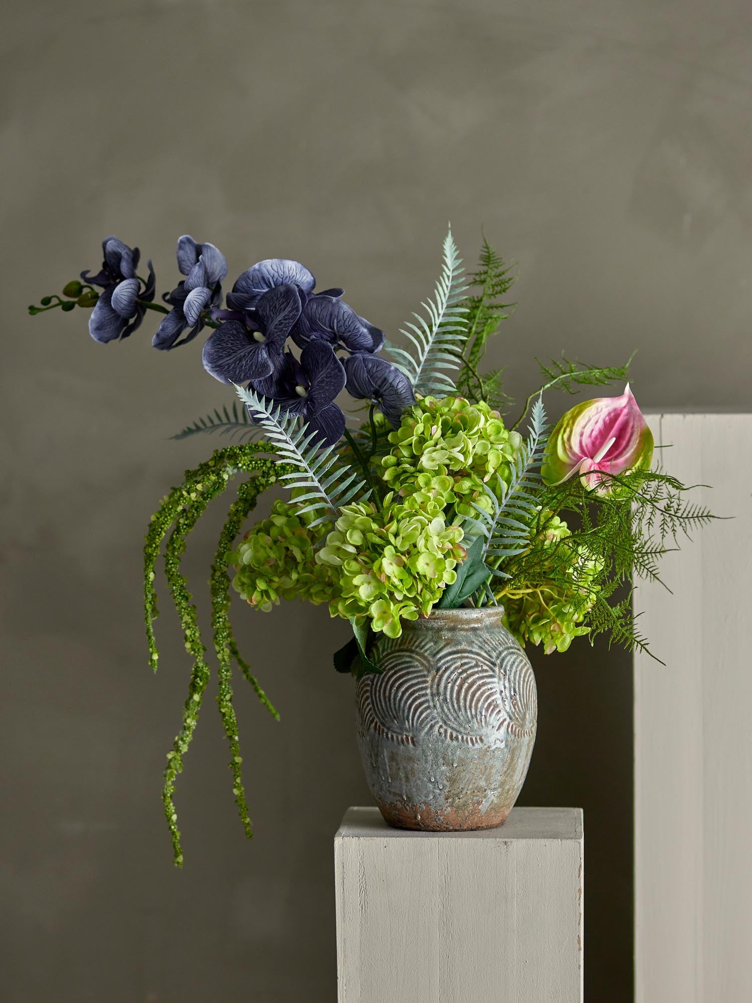 Ein eleganter, langlebiger Blumenstrauss in Blau und Grün, der Natur und Kunst vereint und jeden Raum verzaubert.