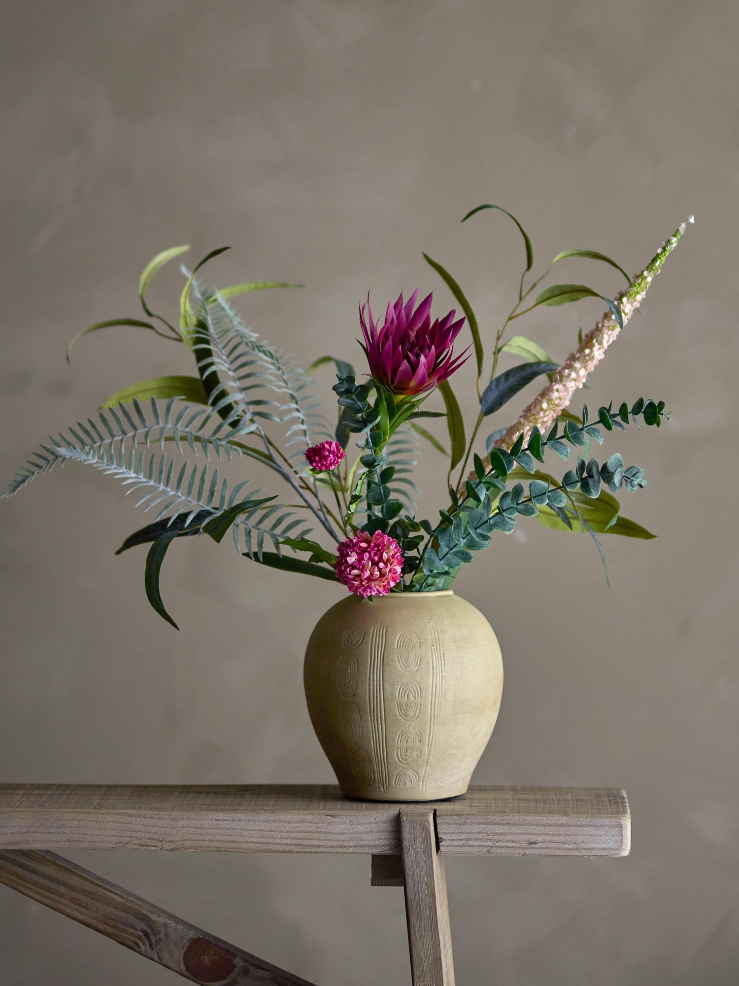 Ein eleganter, roter Kunstblumenstrauss von Bloomingville, der mit seiner zeitlosen Schönheit und Pflegeleichtigkeit besticht.