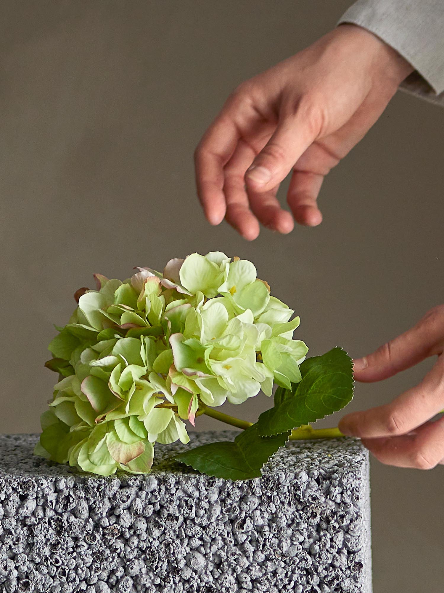 Künstlicher Hydrangea-Stiel in Weiss von Bloomingville, perfekt für zeitlose Dekorationen und elegante Blumenarrangements.