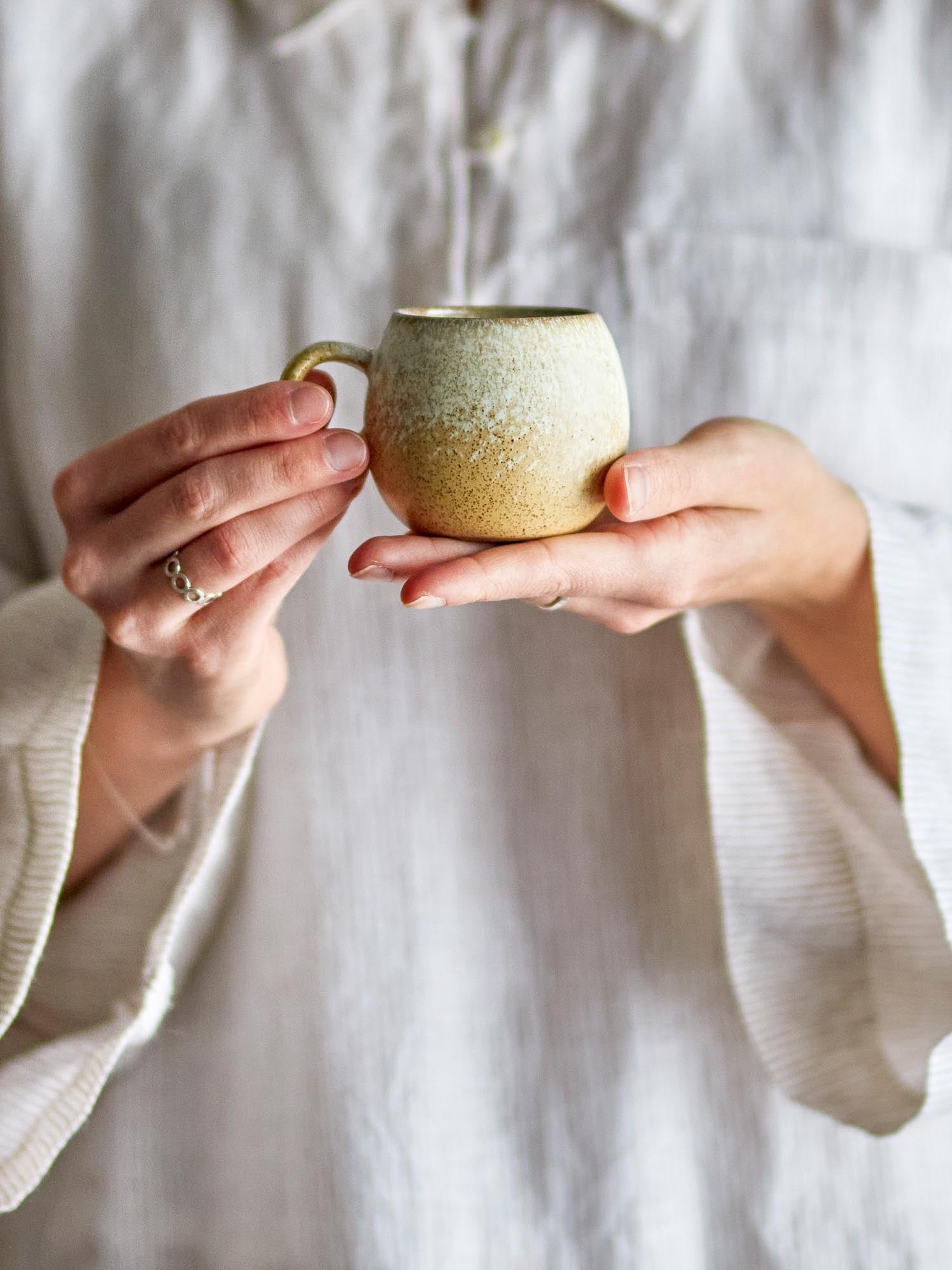 Die Paula Espressotasse von Bloomingville vereint natürliche Eleganz und handwerkliche Perfektion in einem stilvollen Steingut-Design.