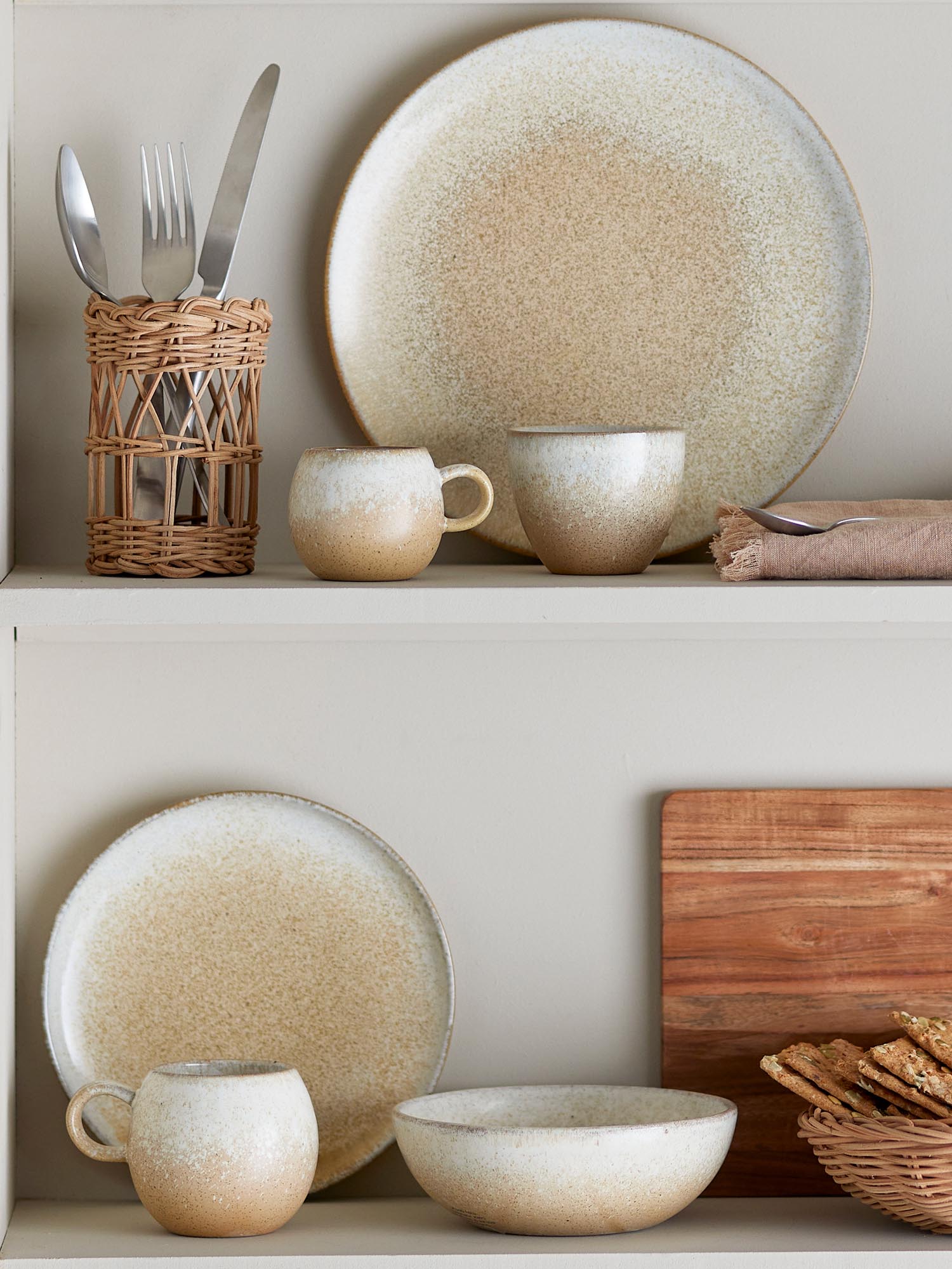 Die Paula Espressotasse aus Steingut von Bloomingville besticht durch ihr natürliches Design und ist ideal für stilvollen Kaffeegenuss.