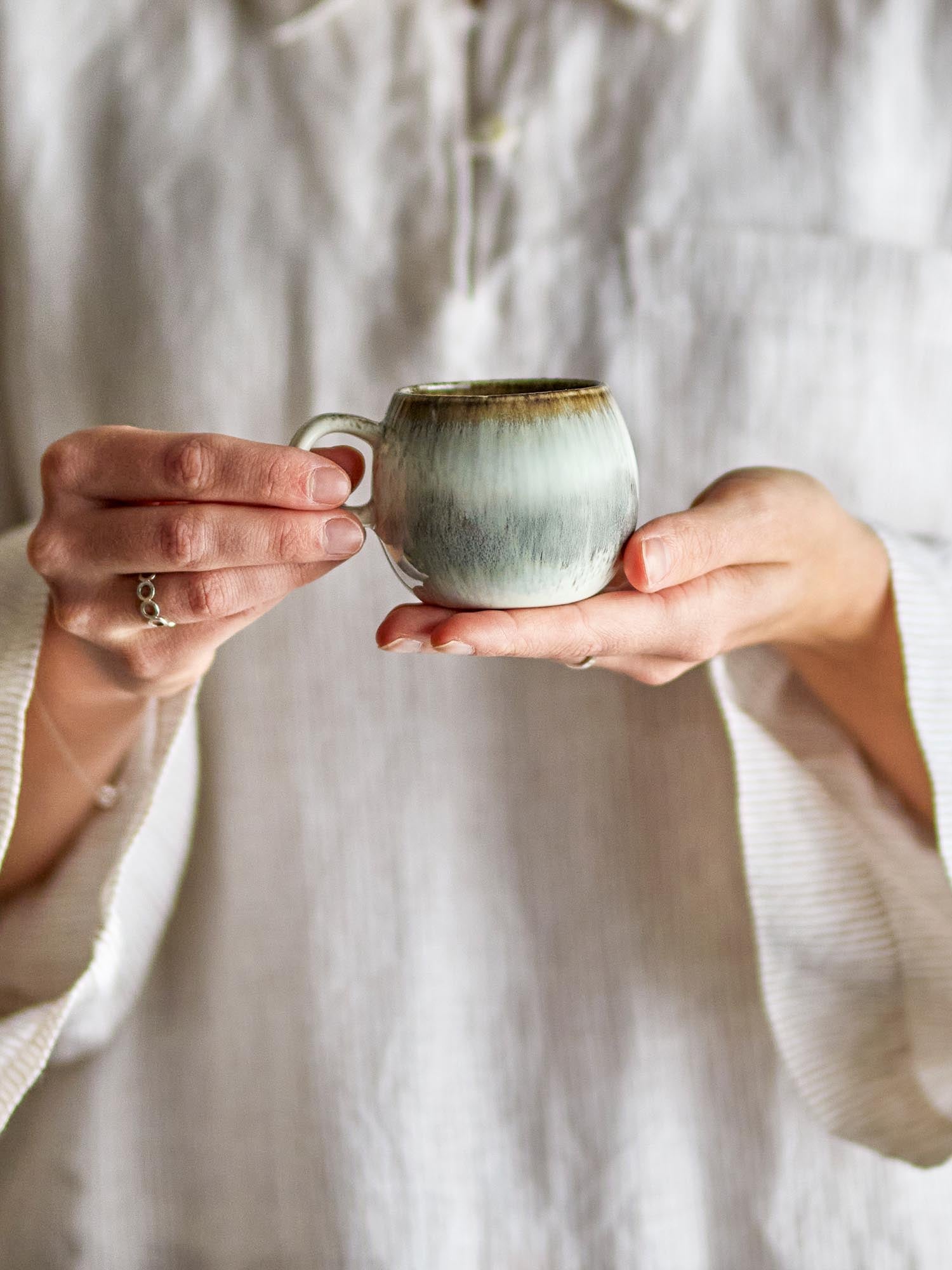 Die Paula Espressotasse von Bloomingville in Grau aus hochwertigem Steingut besticht durch ihr stilvolles und modernes Design.