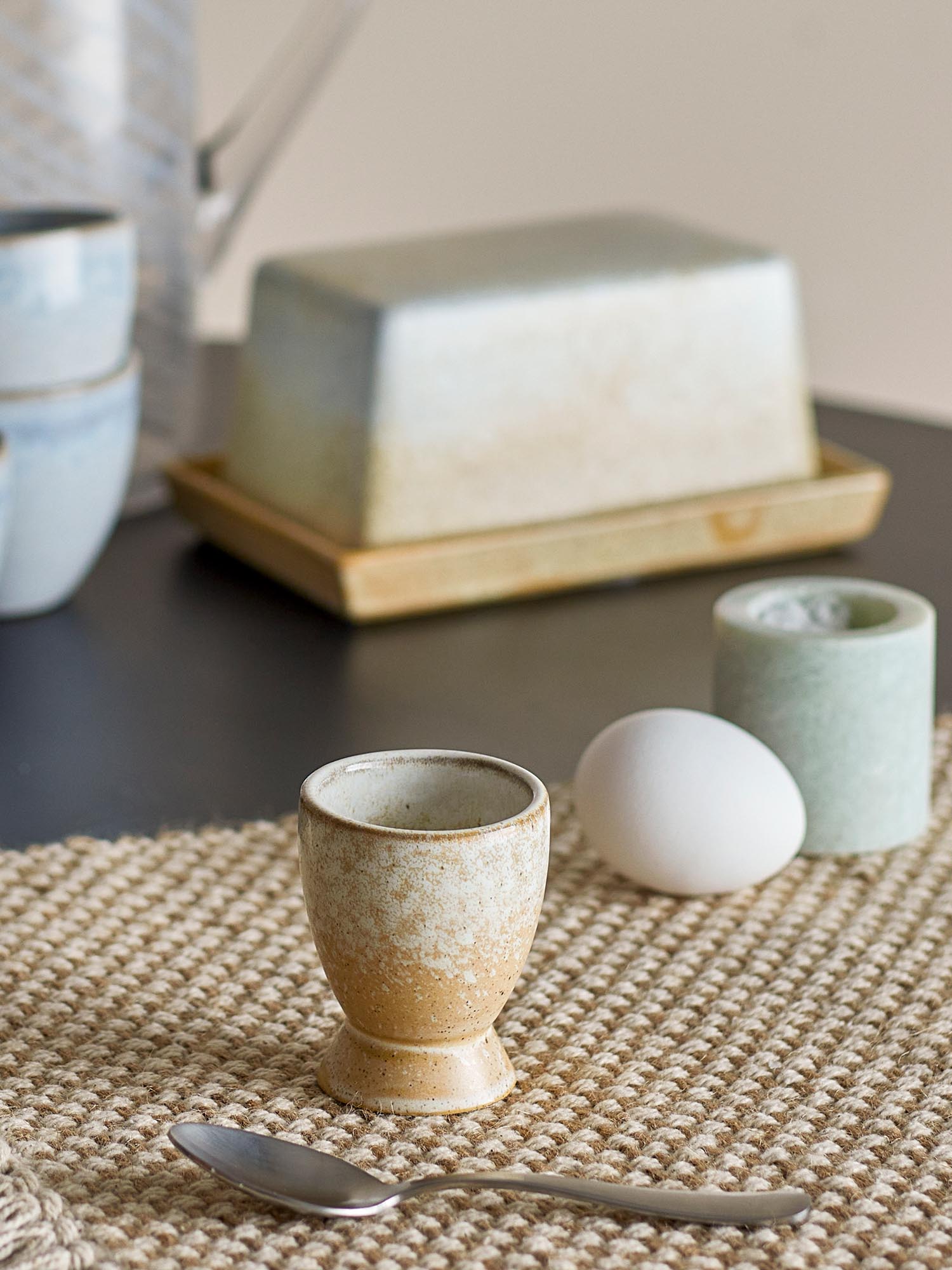 Paula Eierbecher aus natürlichem Steingut von Bloomingville, stilvoll und funktional für den Frühstückstisch.