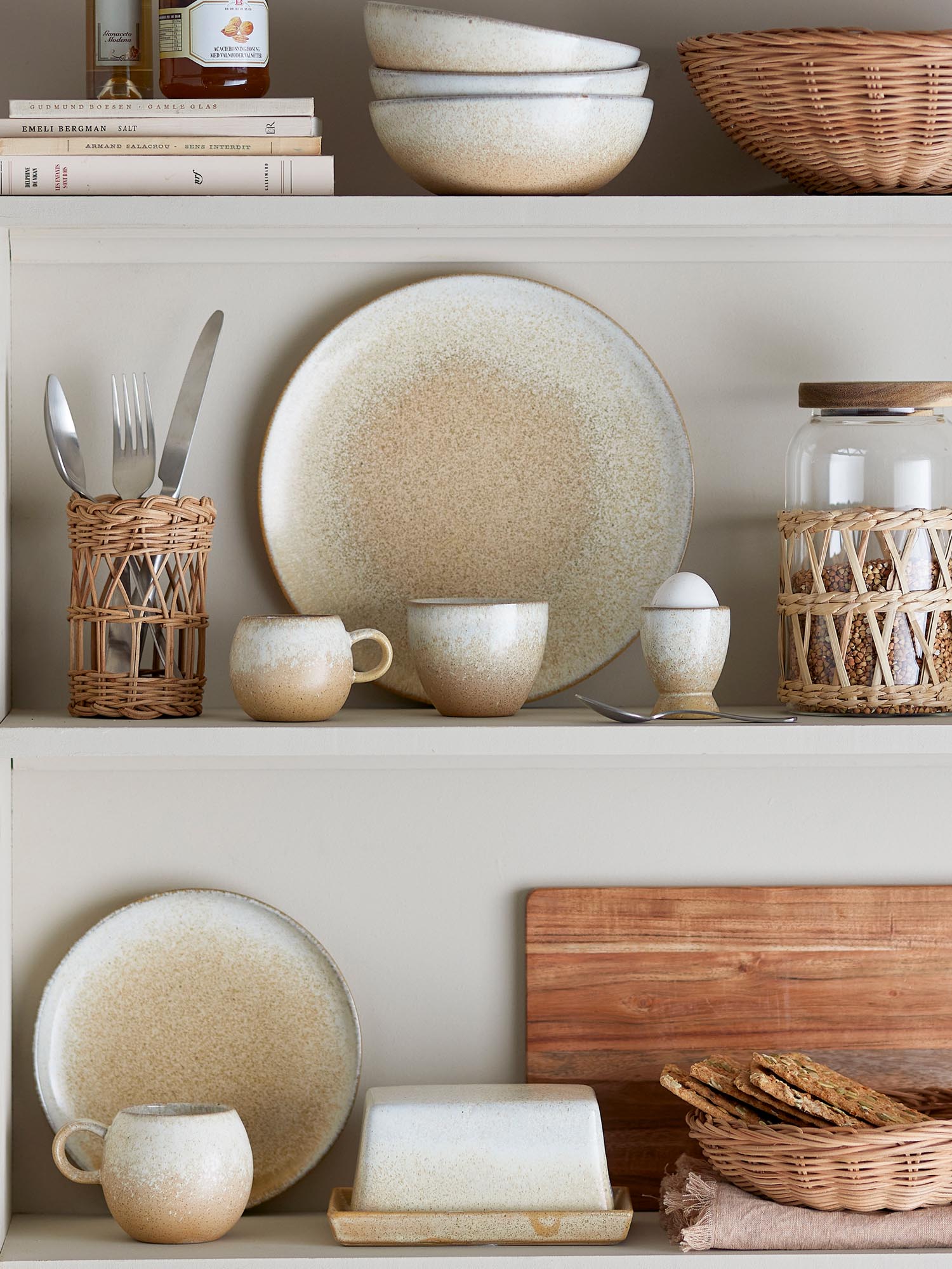 Eleganter Paula Eierbecher aus natürlichem Steingut von Bloomingville, perfekt für einen stilvollen Frühstückstisch.