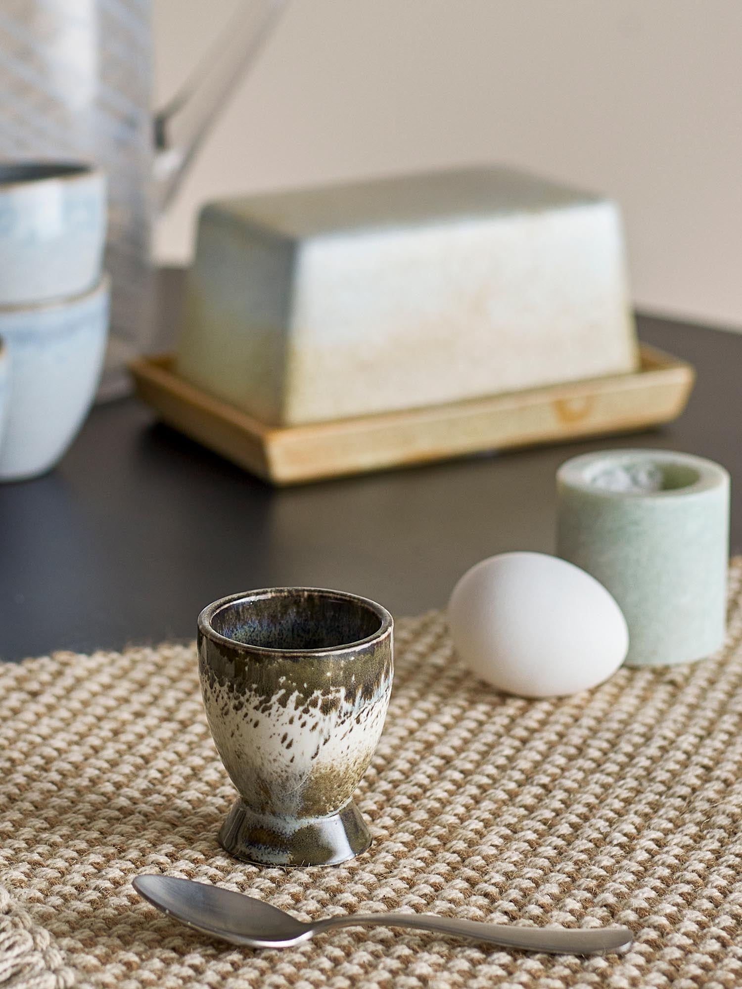 Eleganter Paula Eierbecher aus grauem Steingut von Bloomingville, ideal für stilvolle Frühstücksmomente.