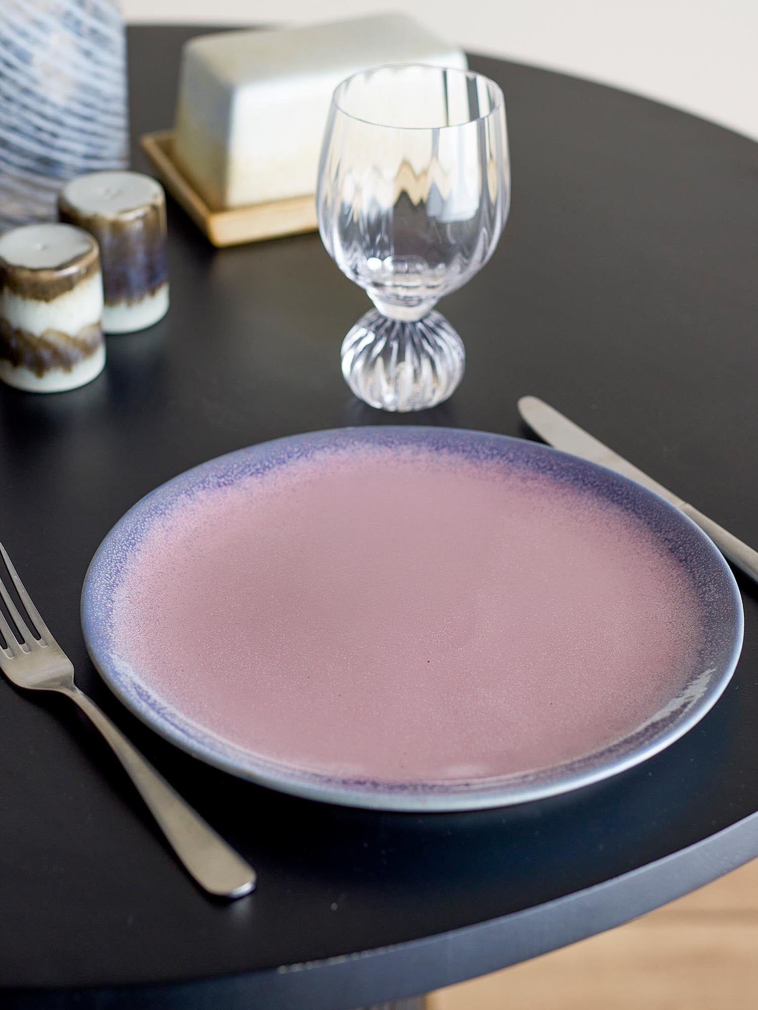 Der Paula Teller von Bloomingville aus hochwertigem Steingut in sanftem Rosé verleiht Ihrem Tisch eine stilvolle Note.