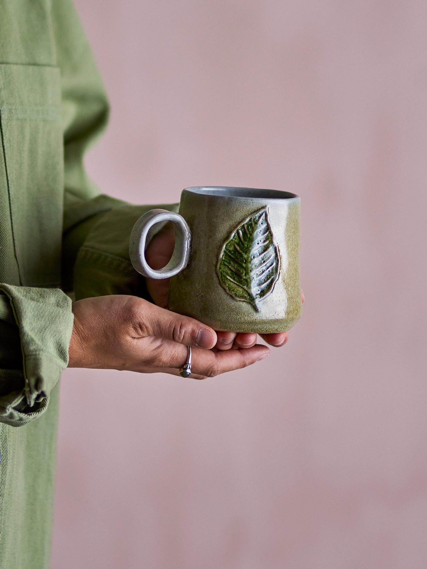Der grüne Jasper Becher aus Steingut vereint rustikale Eleganz mit handbemalten Blattmustern für stilvollen Genuss.